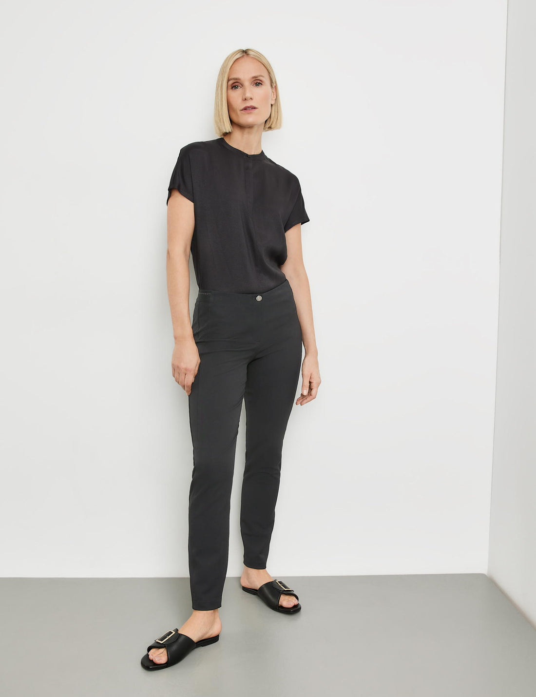 Simple 7/8-Length Trousers In A Slim Fit_925039-67905_11000_01