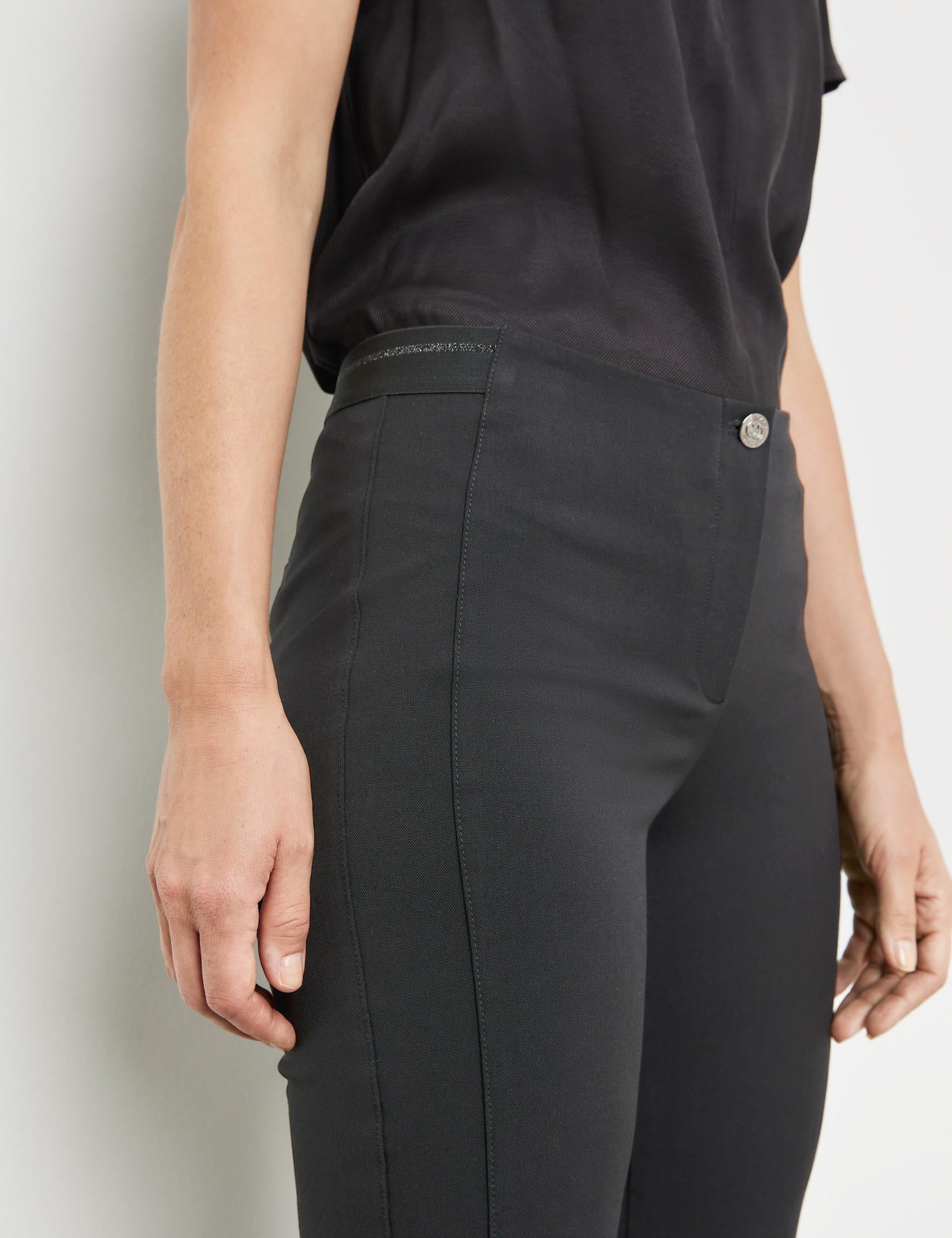 Simple 7/8-Length Trousers In A Slim Fit_925039-67905_11000_04