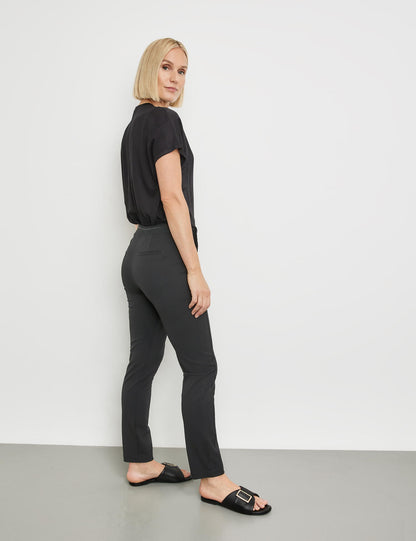 Simple 7/8-Length Trousers In A Slim Fit_925039-67905_11000_05