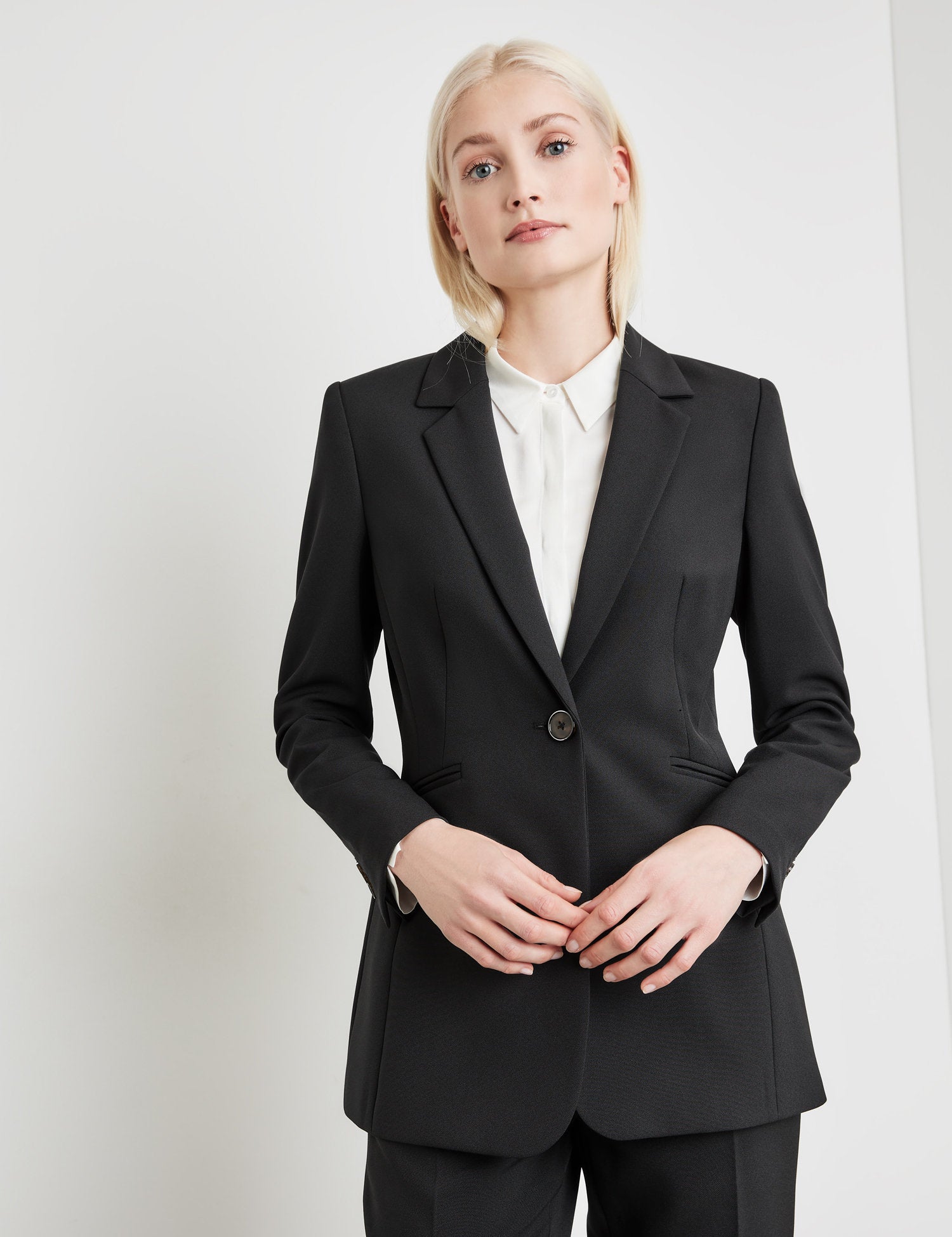Fitted Blazer Made Of Fine Stretch Fabric_930994-19899_1100_03