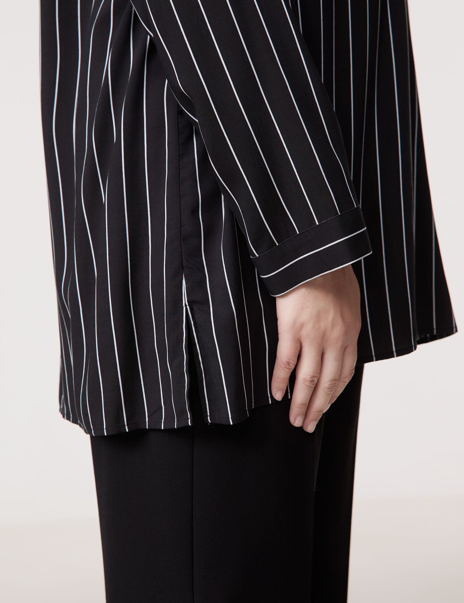 Blouse With A Stripe Pattern_960977-29106_1102_04