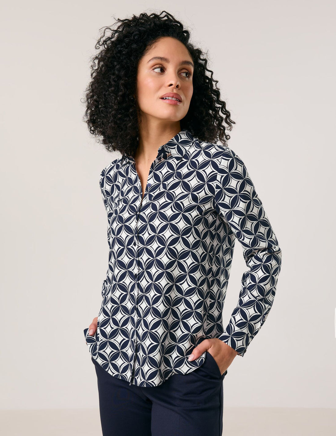 Gerry Weber_Flowing Shirt Blouse with an All-Over Pattern_965066-31442_8008_01