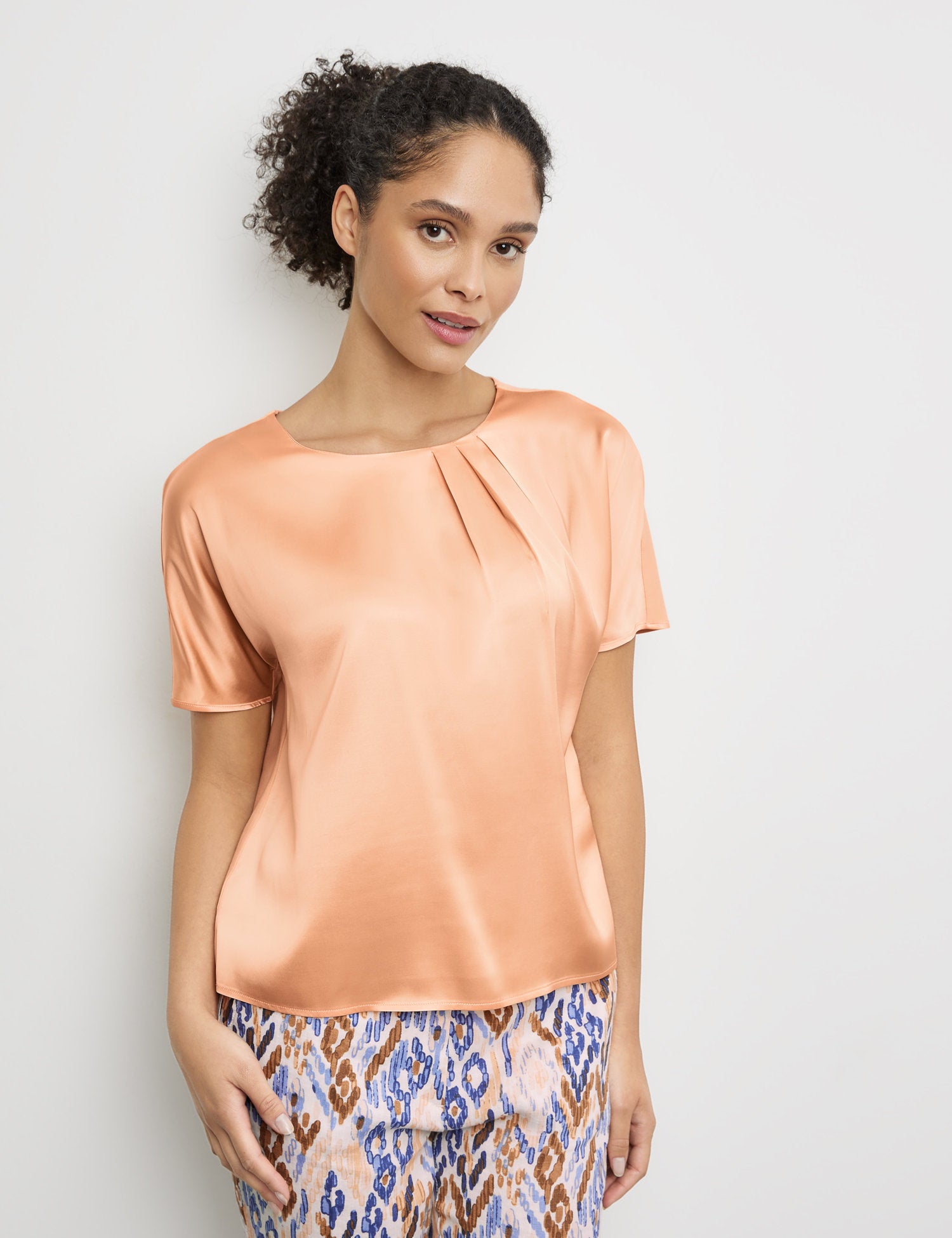 Flowing Blouse Top With Fabric Panelling_977047-35033_60315_03