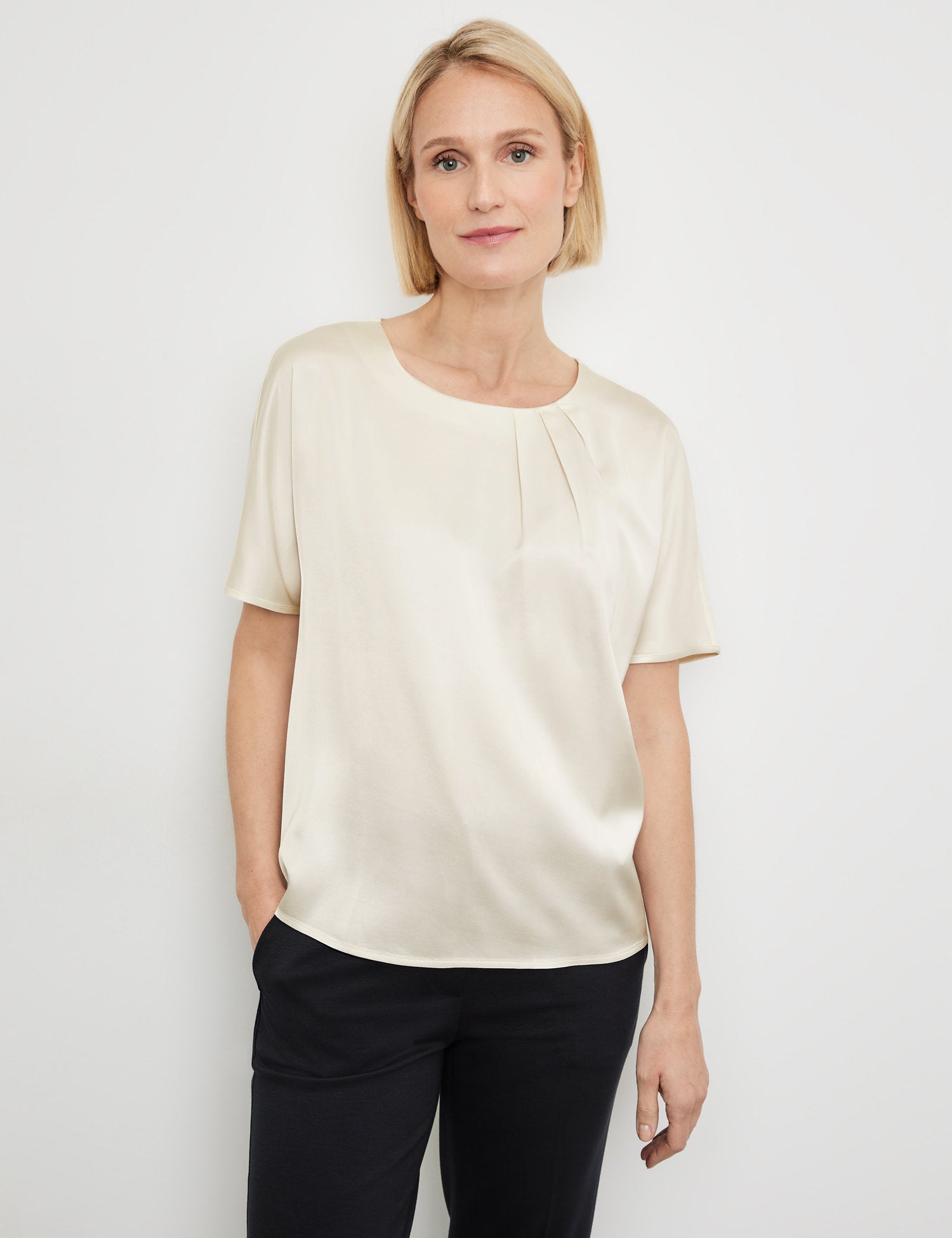 Flowing Blouse Top With Fabric Panelling_977047-35033_90118_03