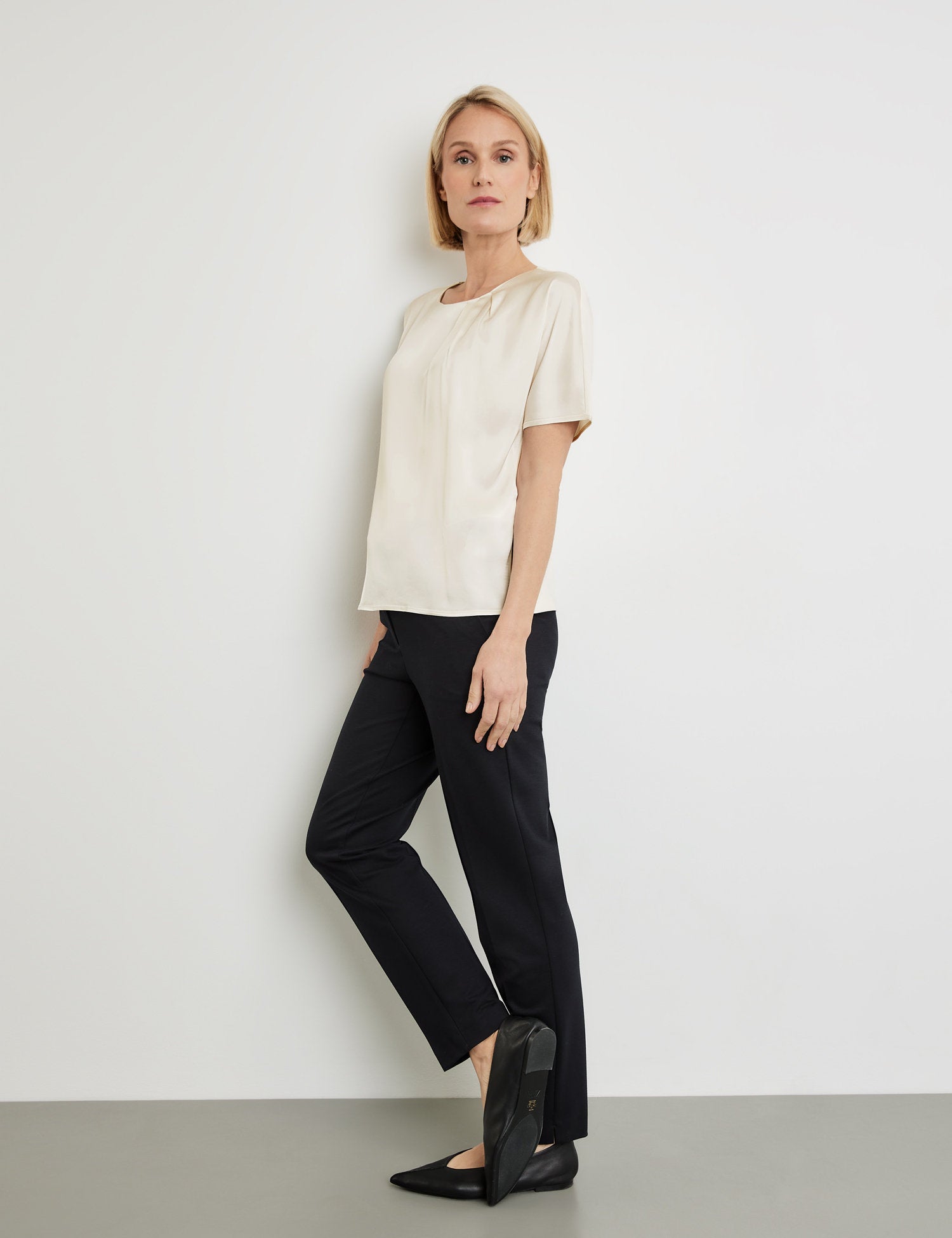 Flowing Blouse Top With Fabric Panelling_977047-35033_90118_05
