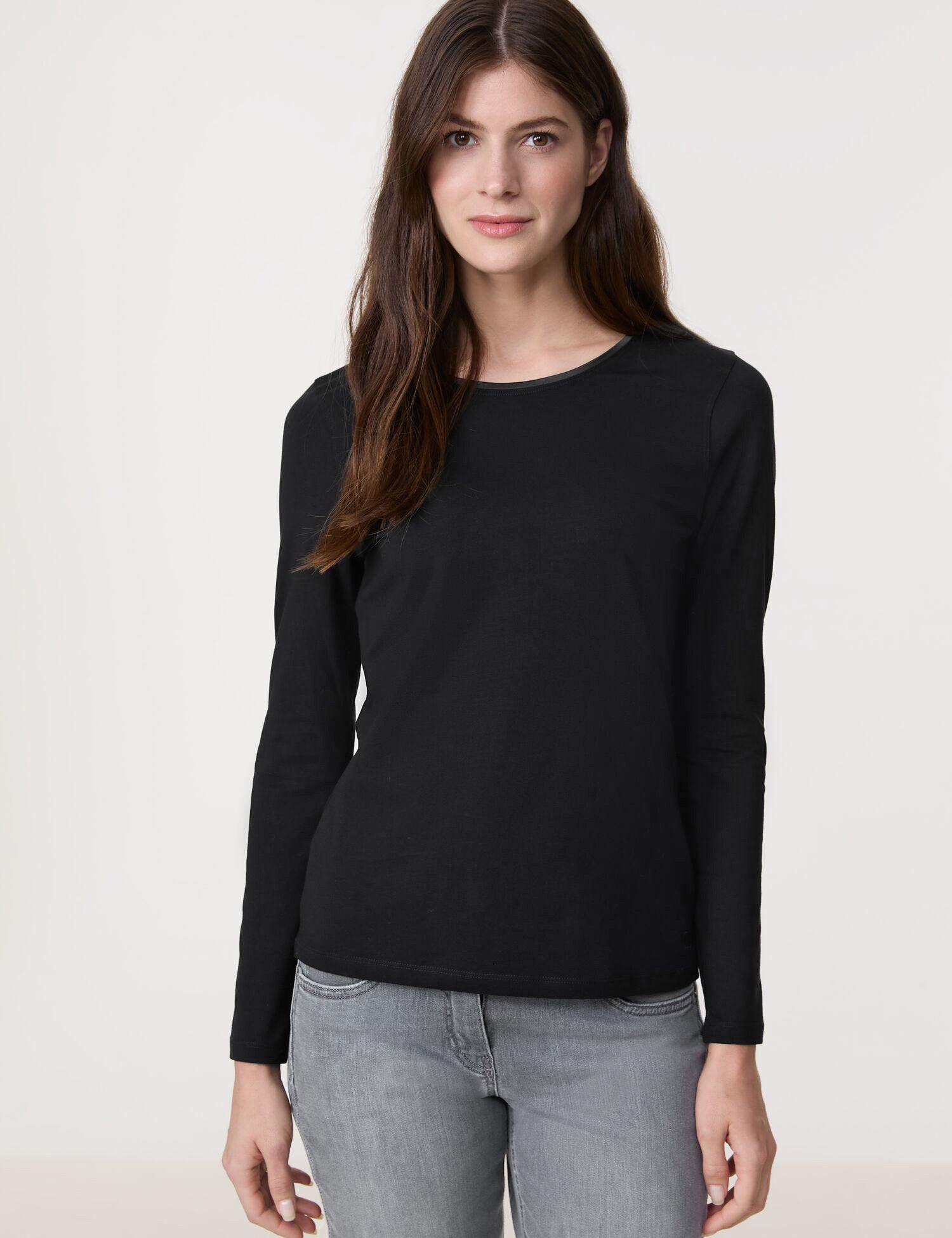 Basic Long Sleeve Top With A Satin Trim_977065-44000_11000_01