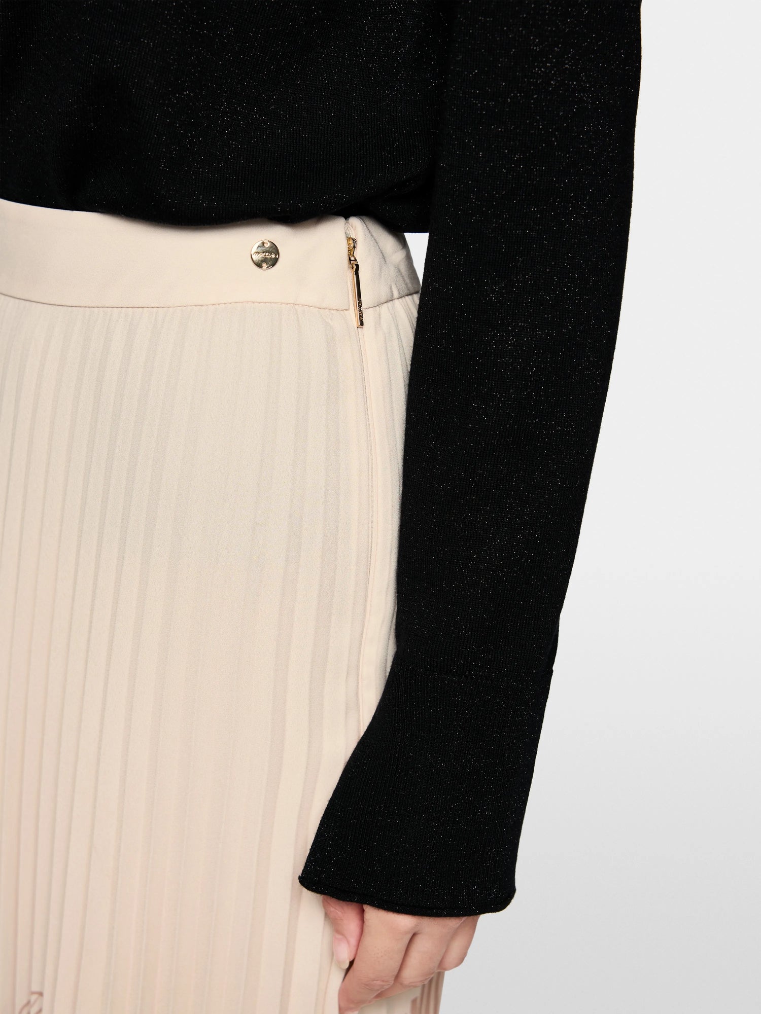 Marc Cain_Black_ÔRethink TogetherÕ Pleated Midi Skirt_AC 71.04 W07_900_03