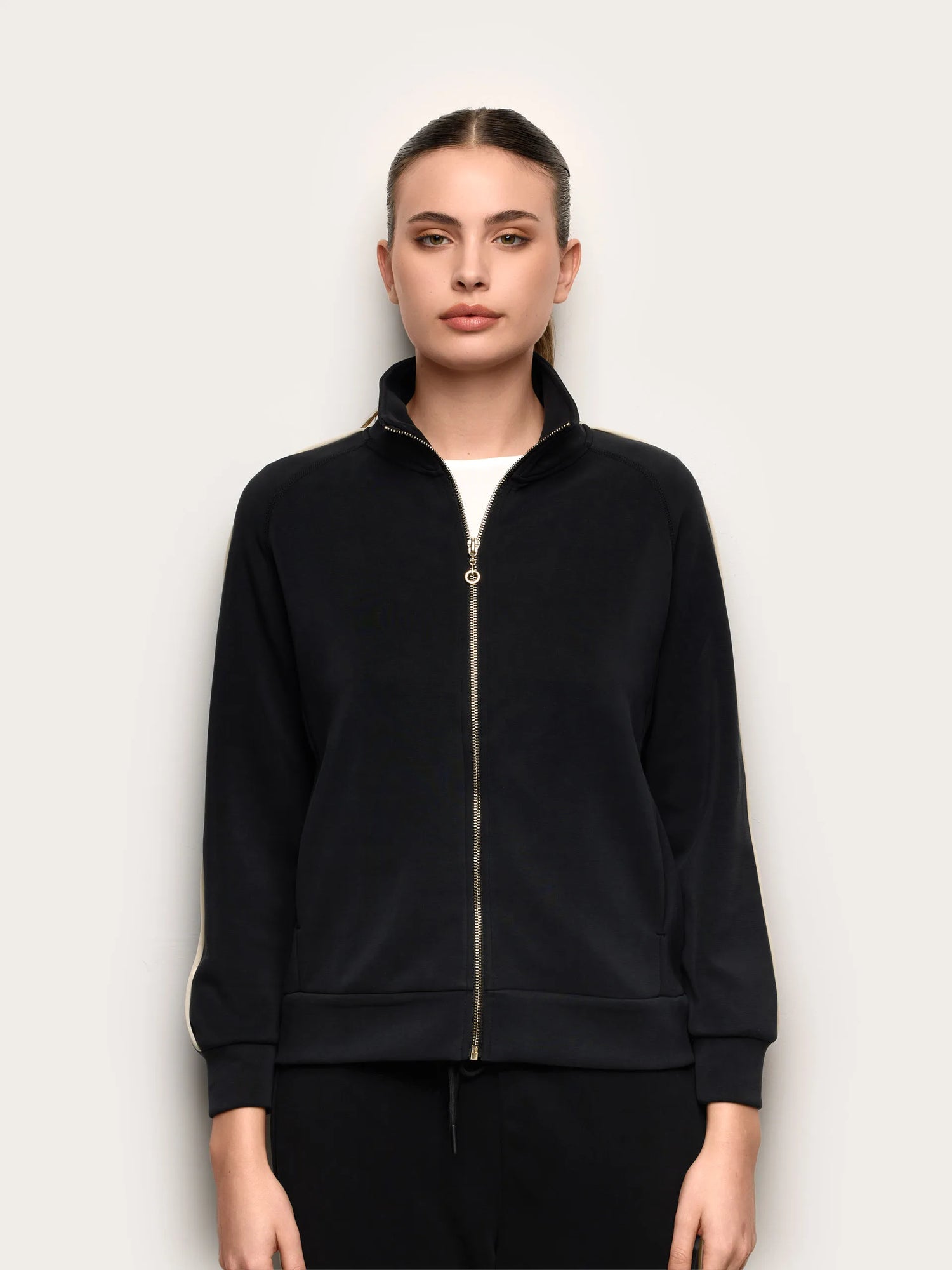 Yamamay_Black_Sweatshirt - Easy Living_AMAD191004_072_02