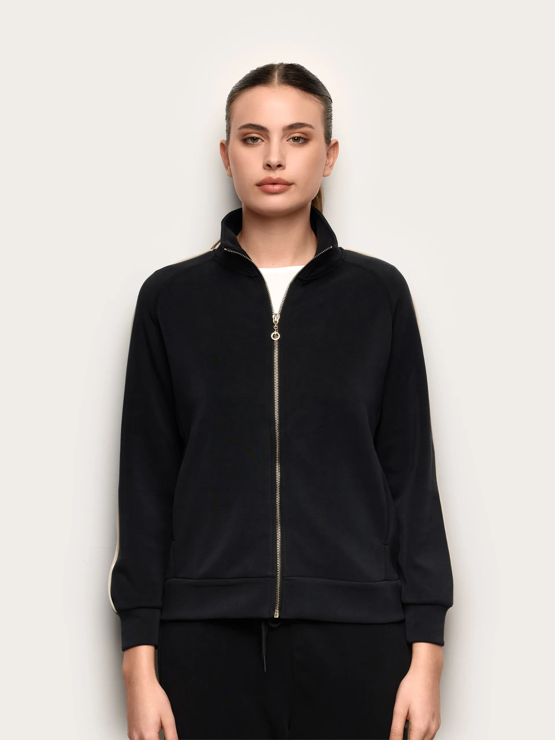 Yamamay_Black_Sweatshirt - Easy Living_AMAD191004_072_02