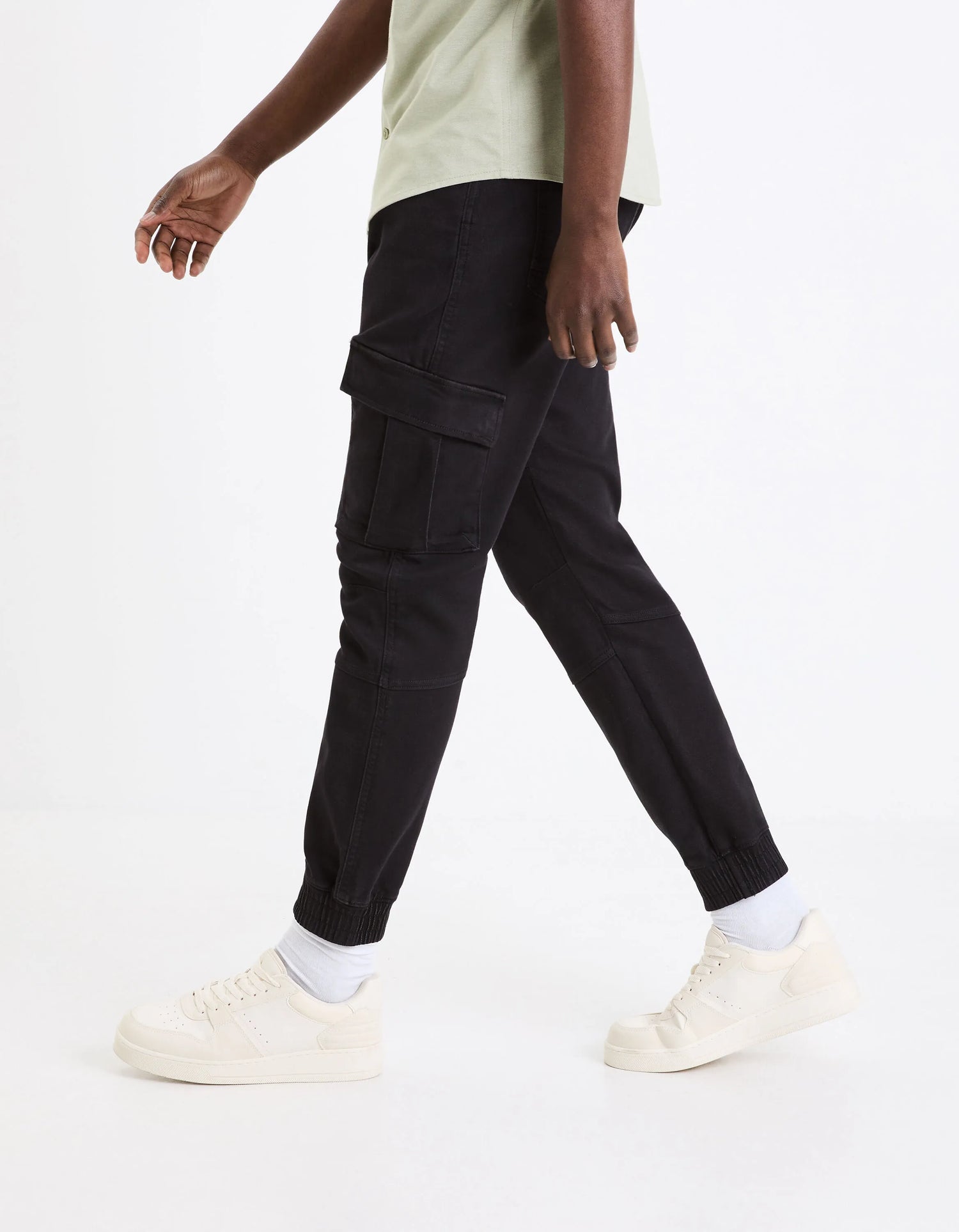 Celio_Noir_Slim Stretch Cotton Cargo Pants_COKIT4_NOIR_04