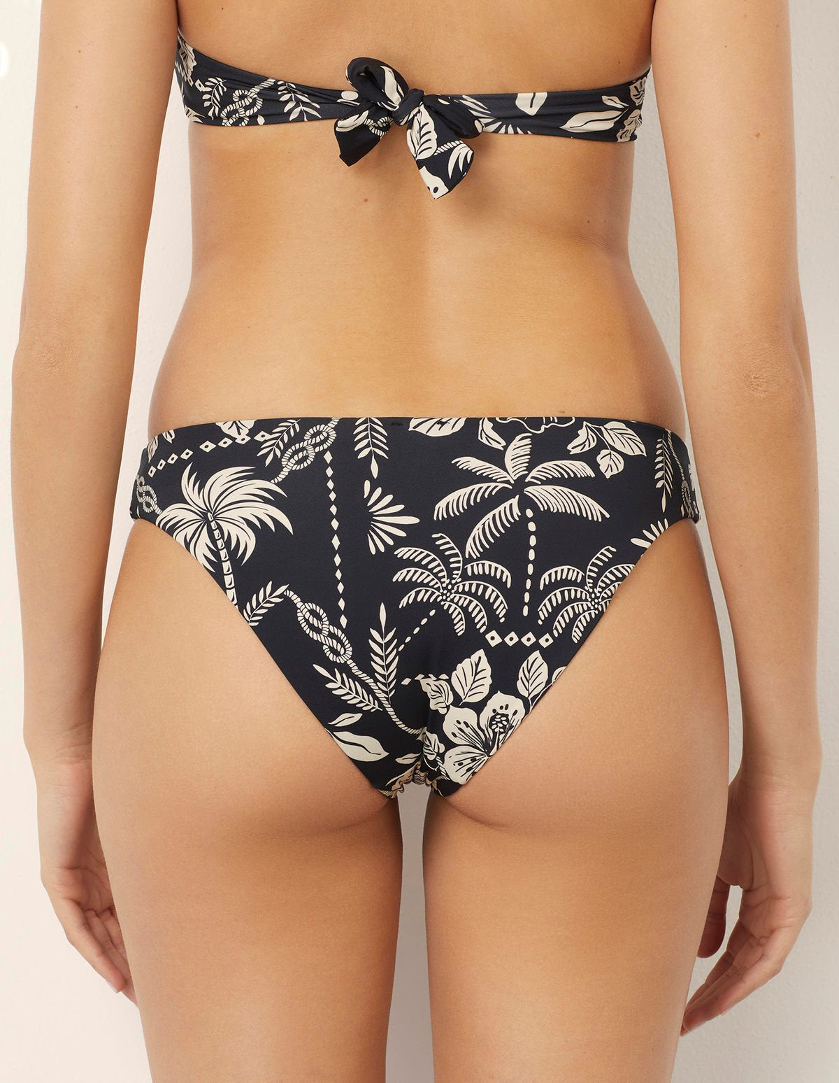 Yamamay_Malibu Mid-Rise Bikini Bottom with Tropical Print_CSLD182041_128_03