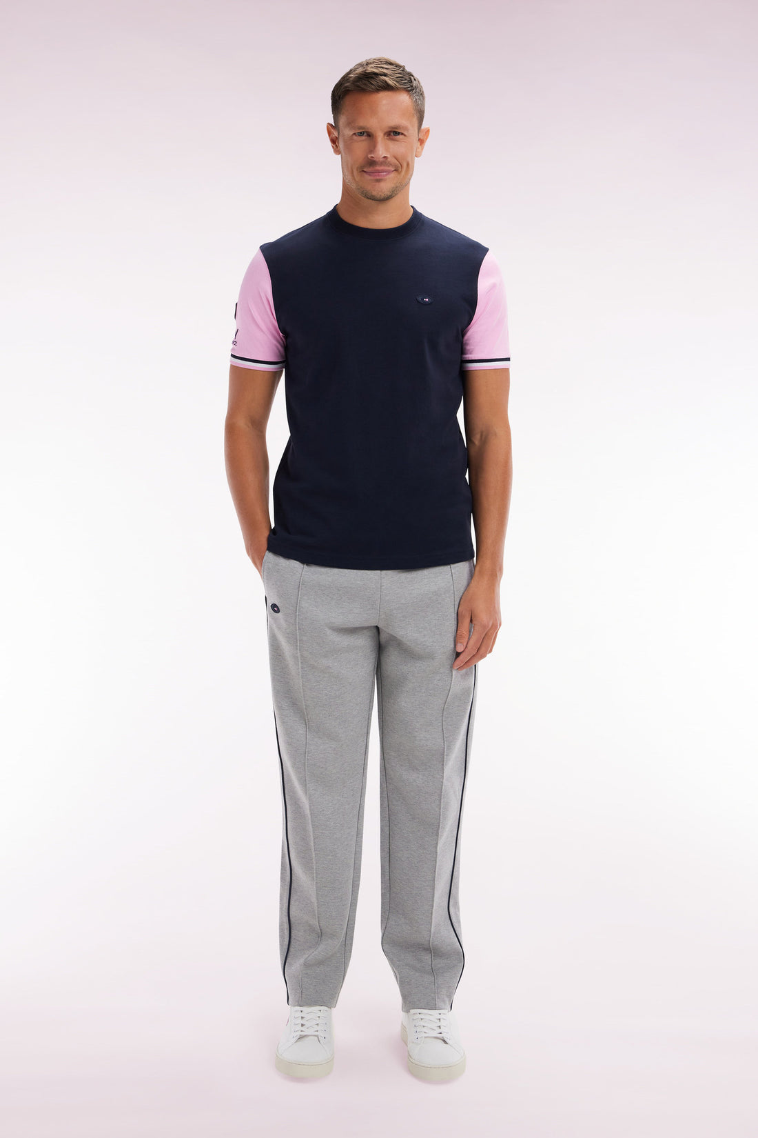 Eden Park_Grey Stretch Cotton Fleece Jogging Pants with Navy Blue Piping_E25MAIJO0011_GRC_01