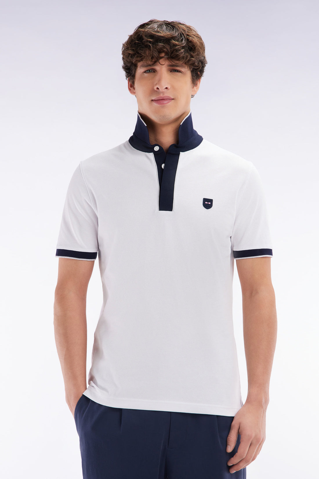 Eden Park_Slim-Fit Plain Short-Sleeved Polo Shirt in White Stretch Cotton with Contrasting Piping_E25MAIPC0009_BC_01