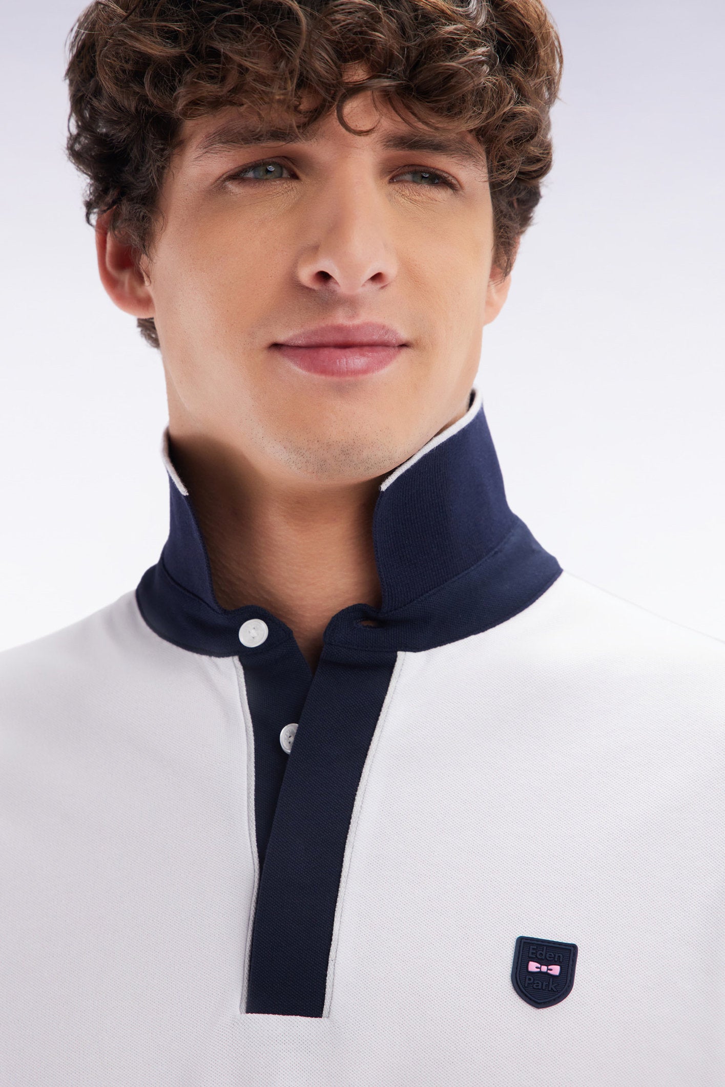 Eden Park_Slim-Fit Plain Short-Sleeved Polo Shirt in White Stretch Cotton with Contrasting Piping_E25MAIPC0009_BC_03