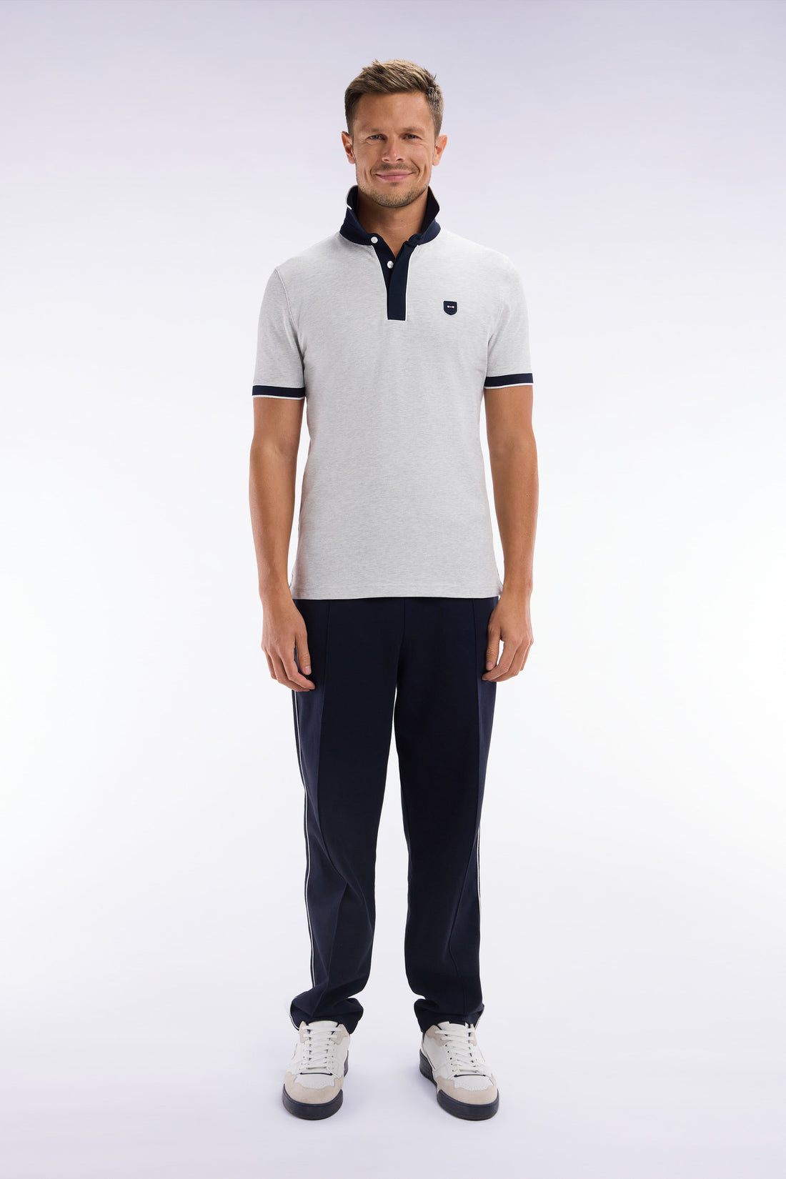 Eden Park_Slim-Fit Plain Short-Sleeved Polo Shirt in Grey Stretch Cotton with Contrasting Piping_E25MAIPC0009_GRC10_01