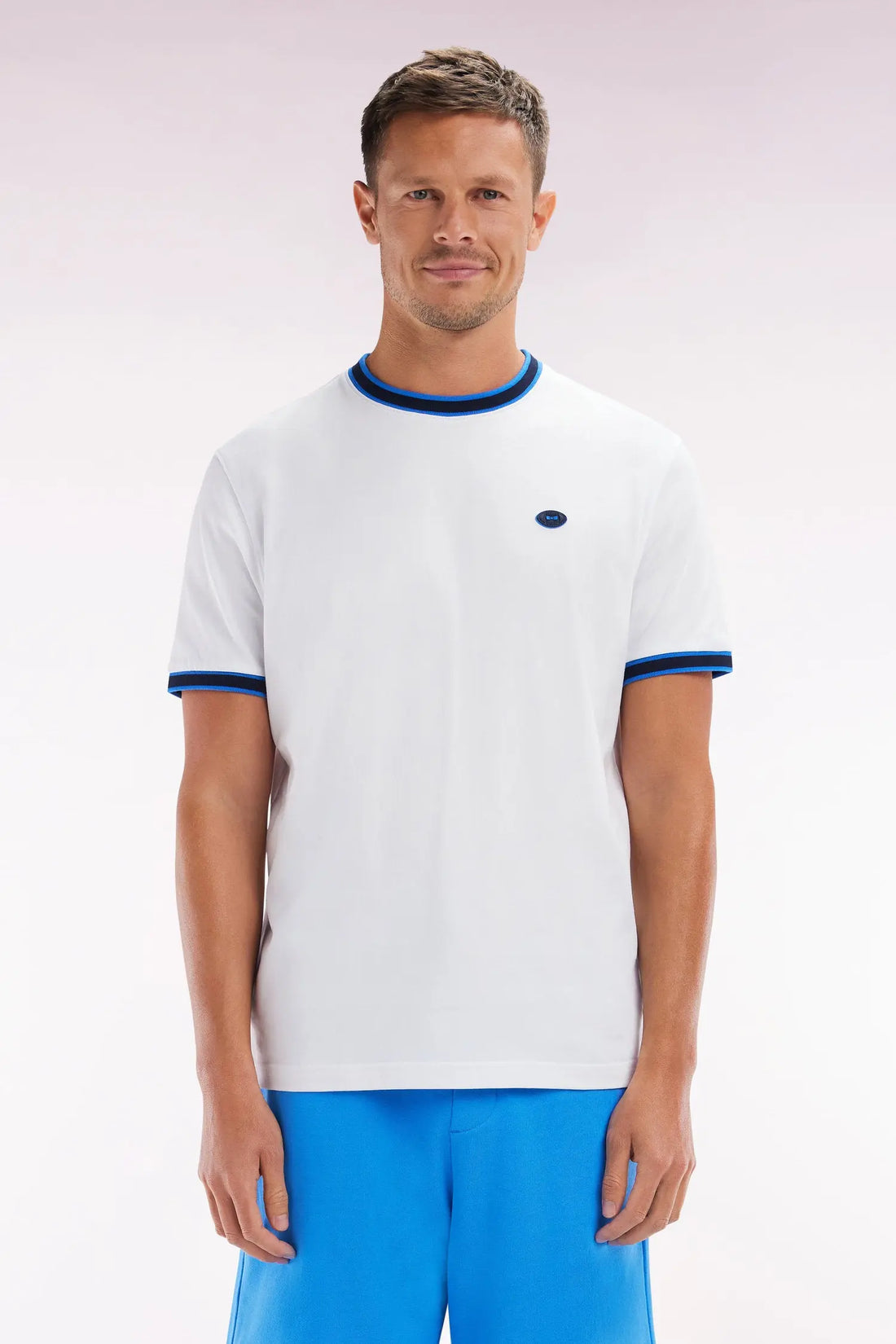 Eden Park_Relaxed-Fit White Cotton T-Shirt with Blue Ribbed Cuffs_E25MAITC0042_BLM25_01