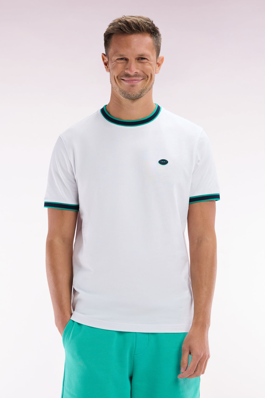 Eden Park_Relaxed-Fit White Cotton T-Shirt with Green Ribbed Cuffs_E25MAITC0042_VEM37_01