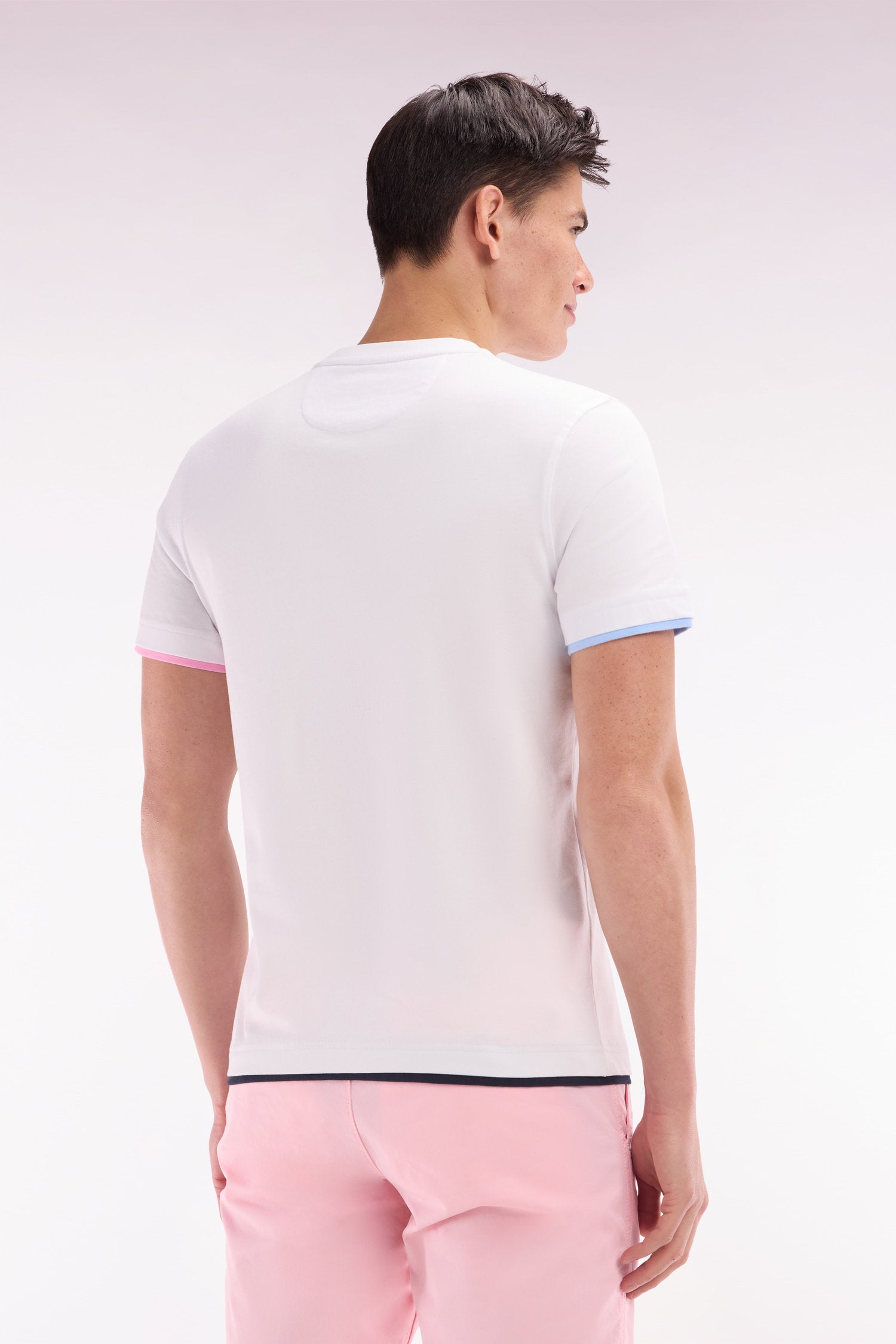 Eden Park_Straight-Fit White Cotton T-Shirt with Colorful Sleeve Trim_E25MAITC0051_BC_02