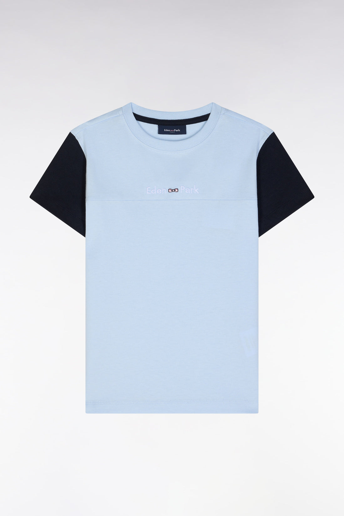 Eden Park_Straight-Fit Sky Blue Cotton T-Shirt with Navy Sleeves_E25MAITC0055_BLC25_01