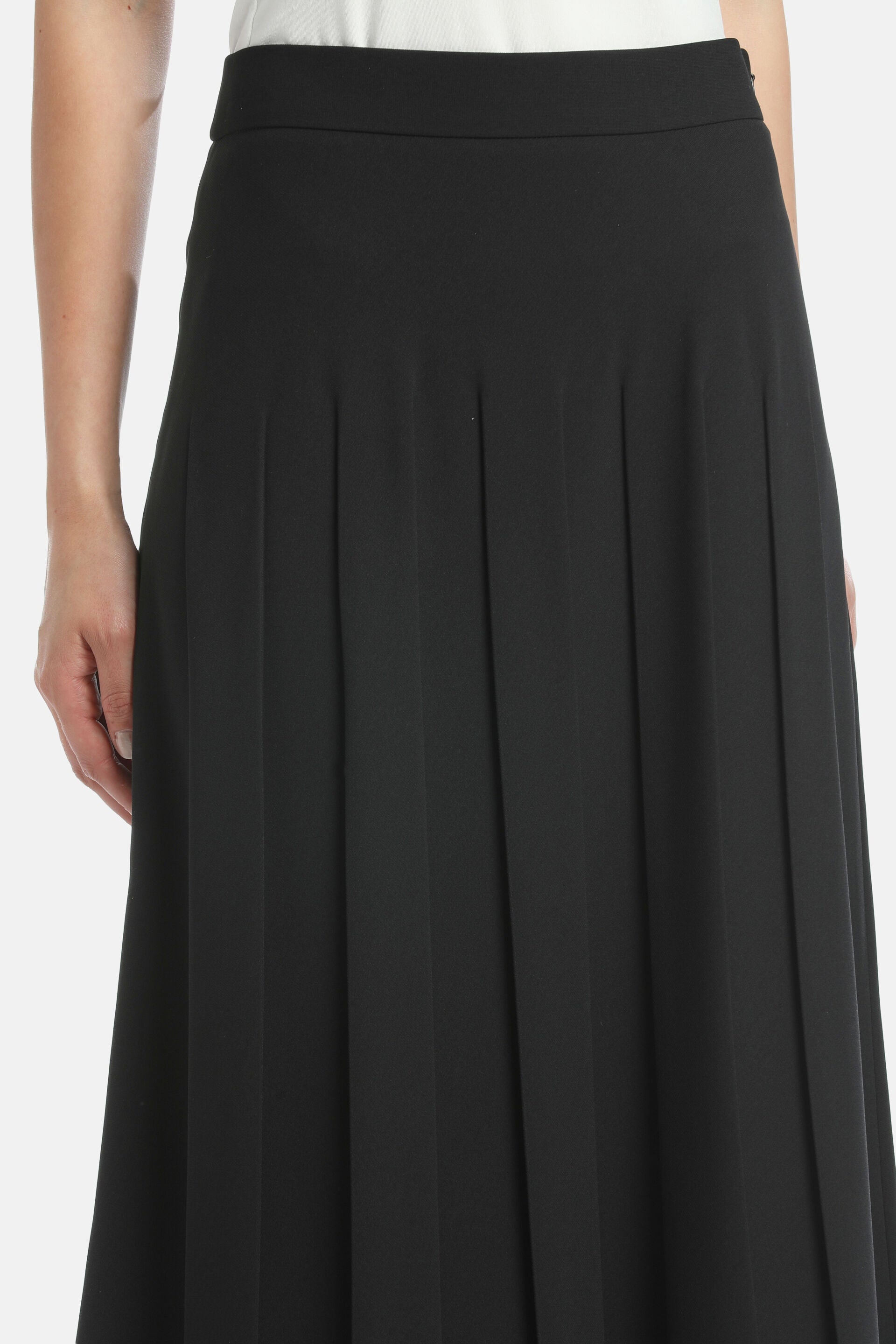 Luisa Spagnoli_Nero_Favoloso - Pleated Skirt_FAVOLOSO_0101_04
