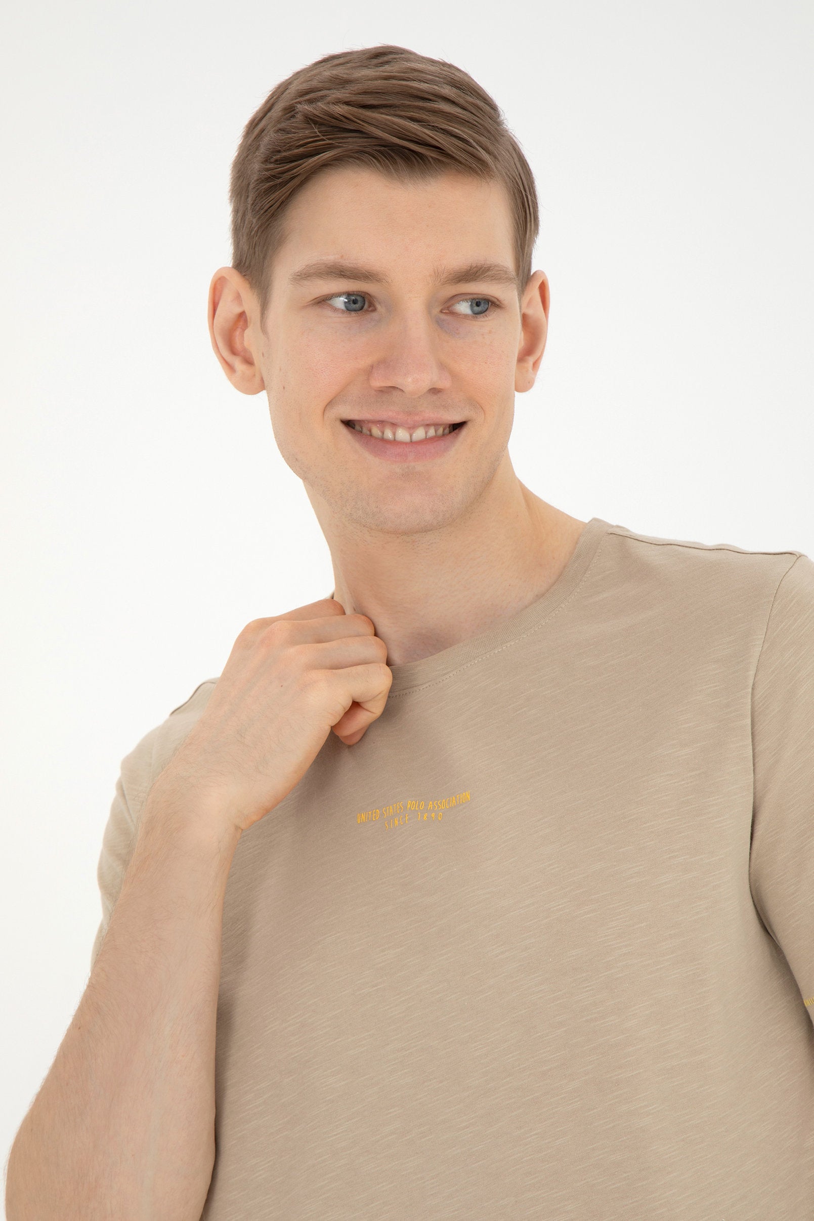 Men Beige T-Shirt_G081SZ0110 1823953_VR183_01
