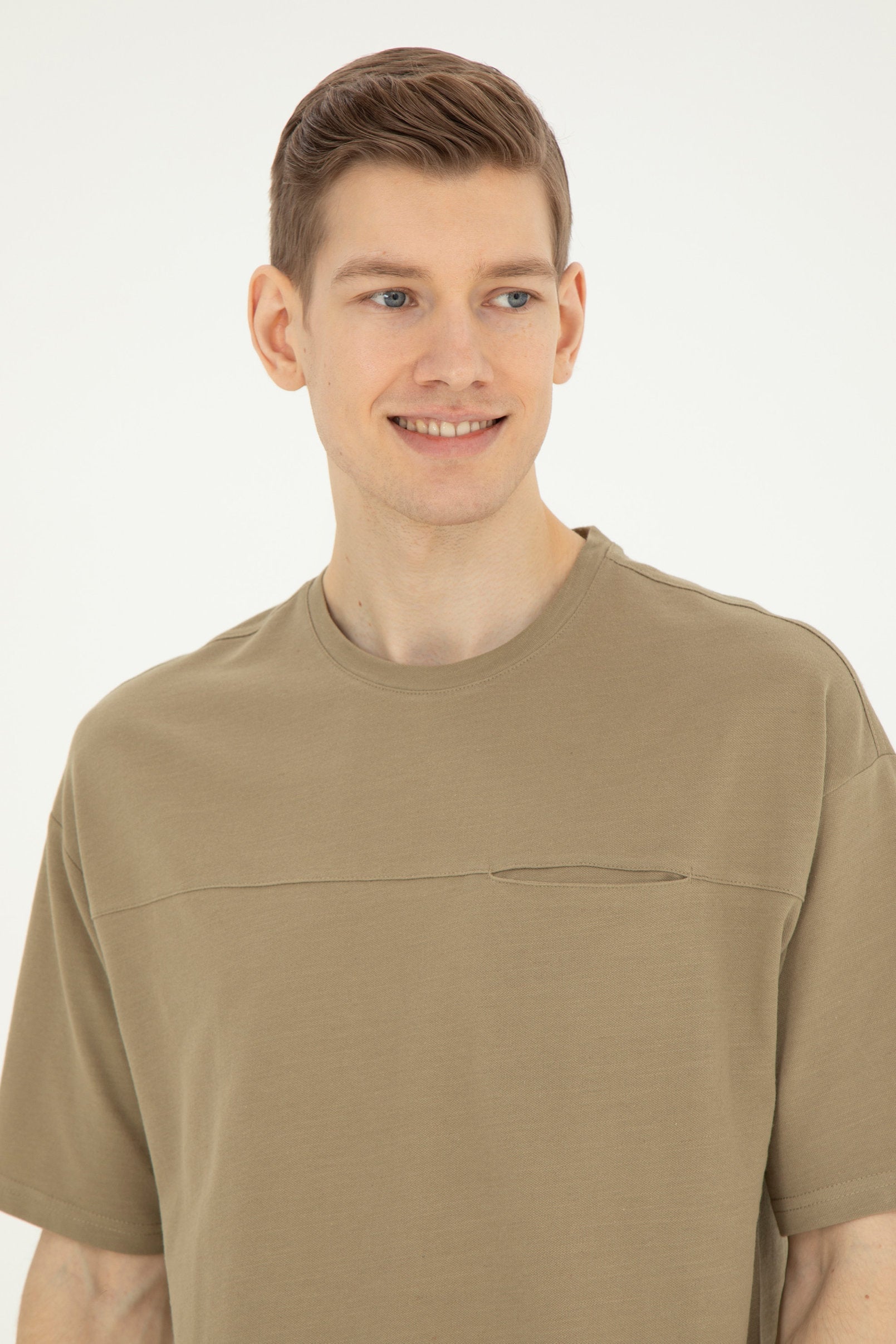 Men Beige T-Shirt_G081SZ0110 1827959_VR027_01