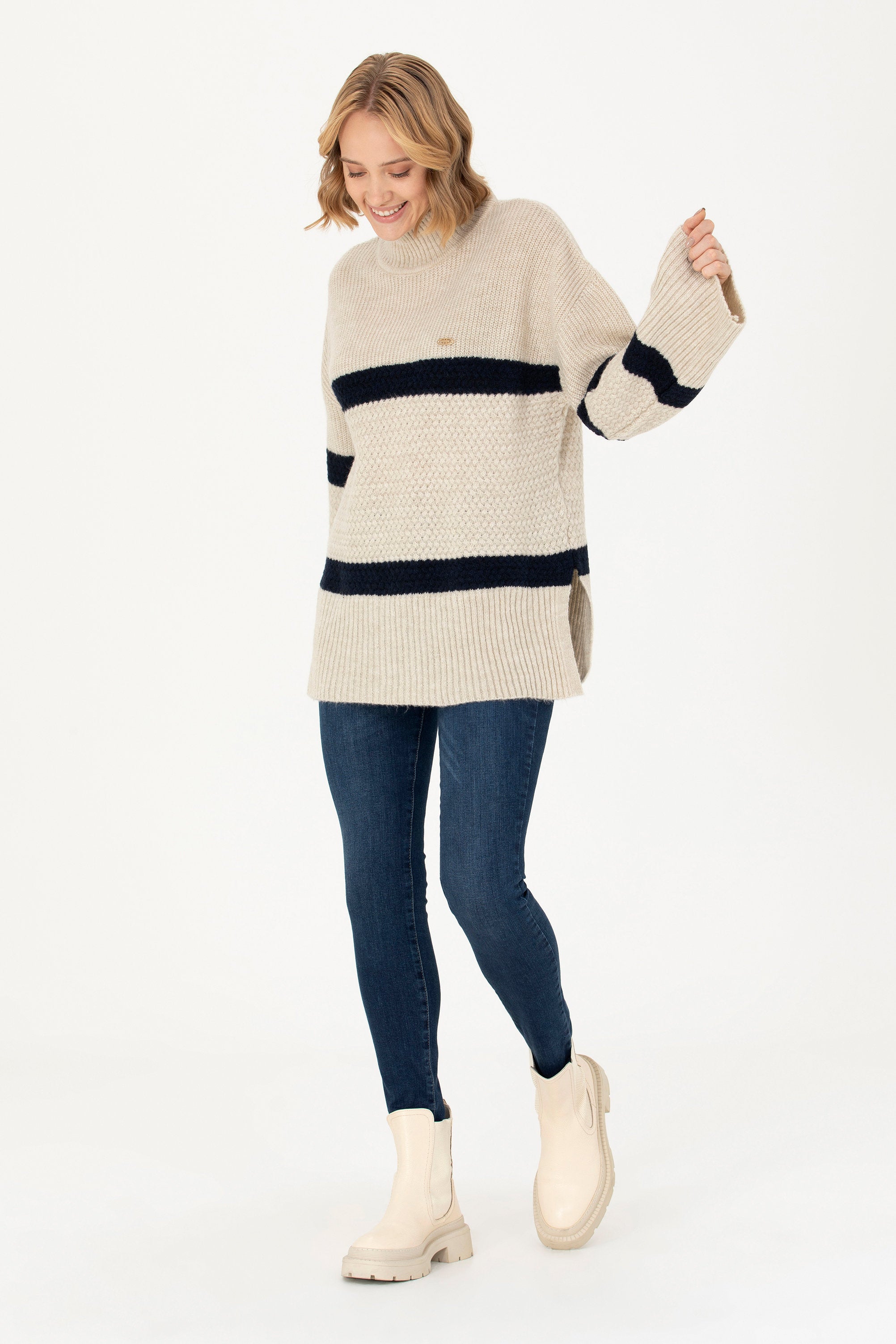 Beige Oversized Sweater With Stripes_G082SZ0TK0 1659813_VR049_04