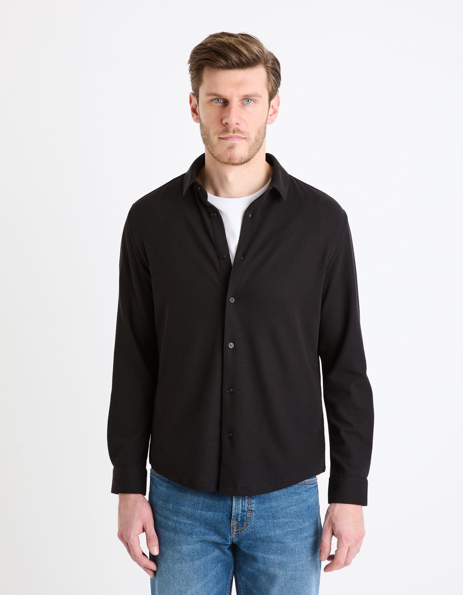 Regular Plain Embossed Shirt_GAWAFFLE_BLACK_03