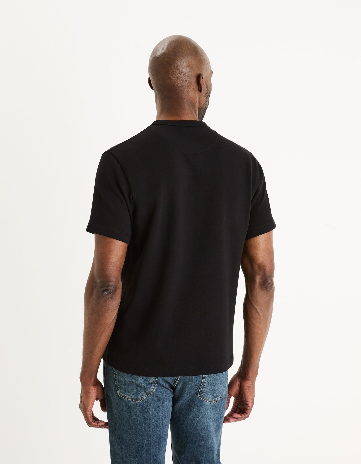 Round-Neck Cotton T-Shirt_GEFALL_BLACK_04