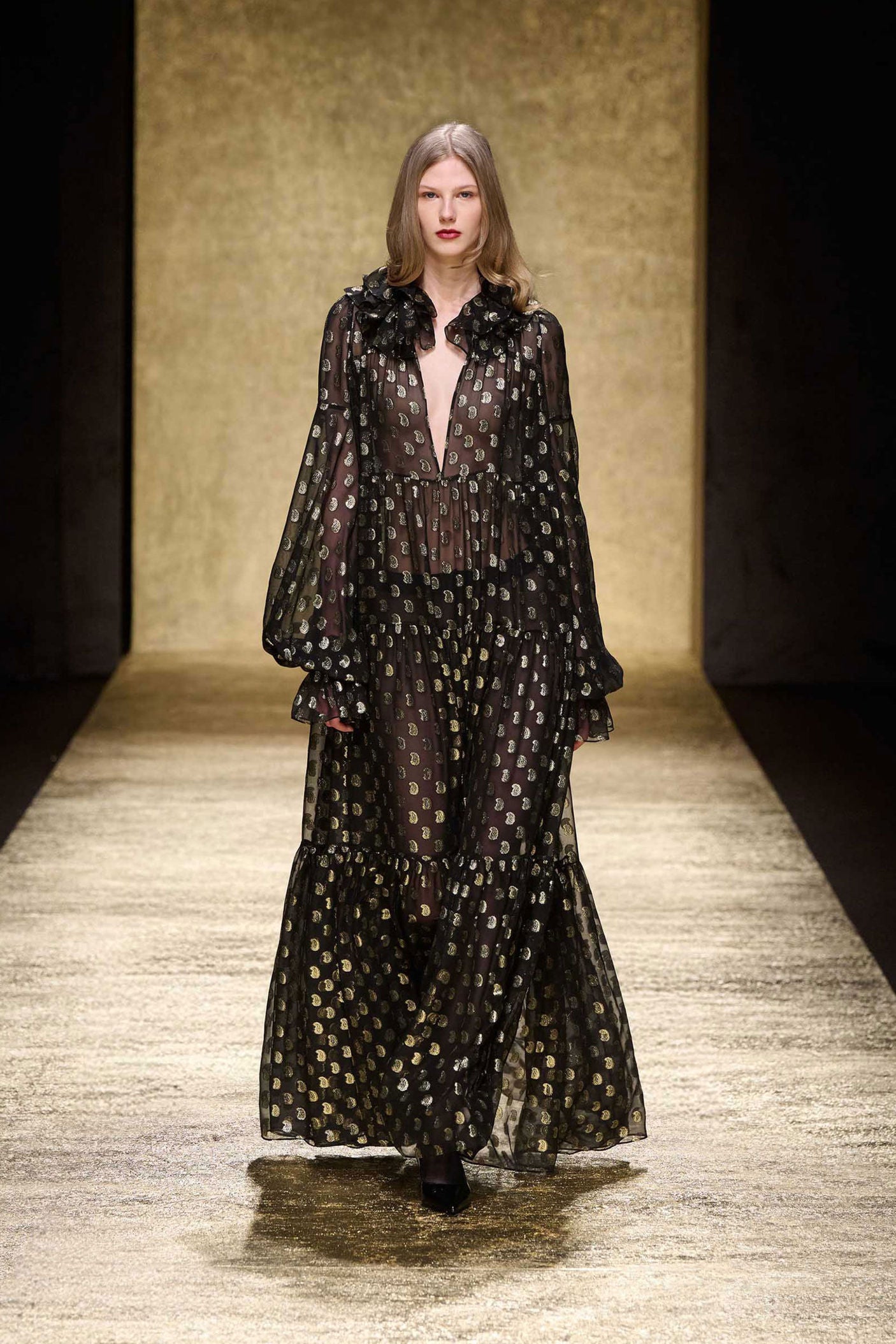 Luisa Spagnoli_Var Nero Oro_Gestionale - Silk Gown Ð Fashion Show_GESTIONALE_3947_01