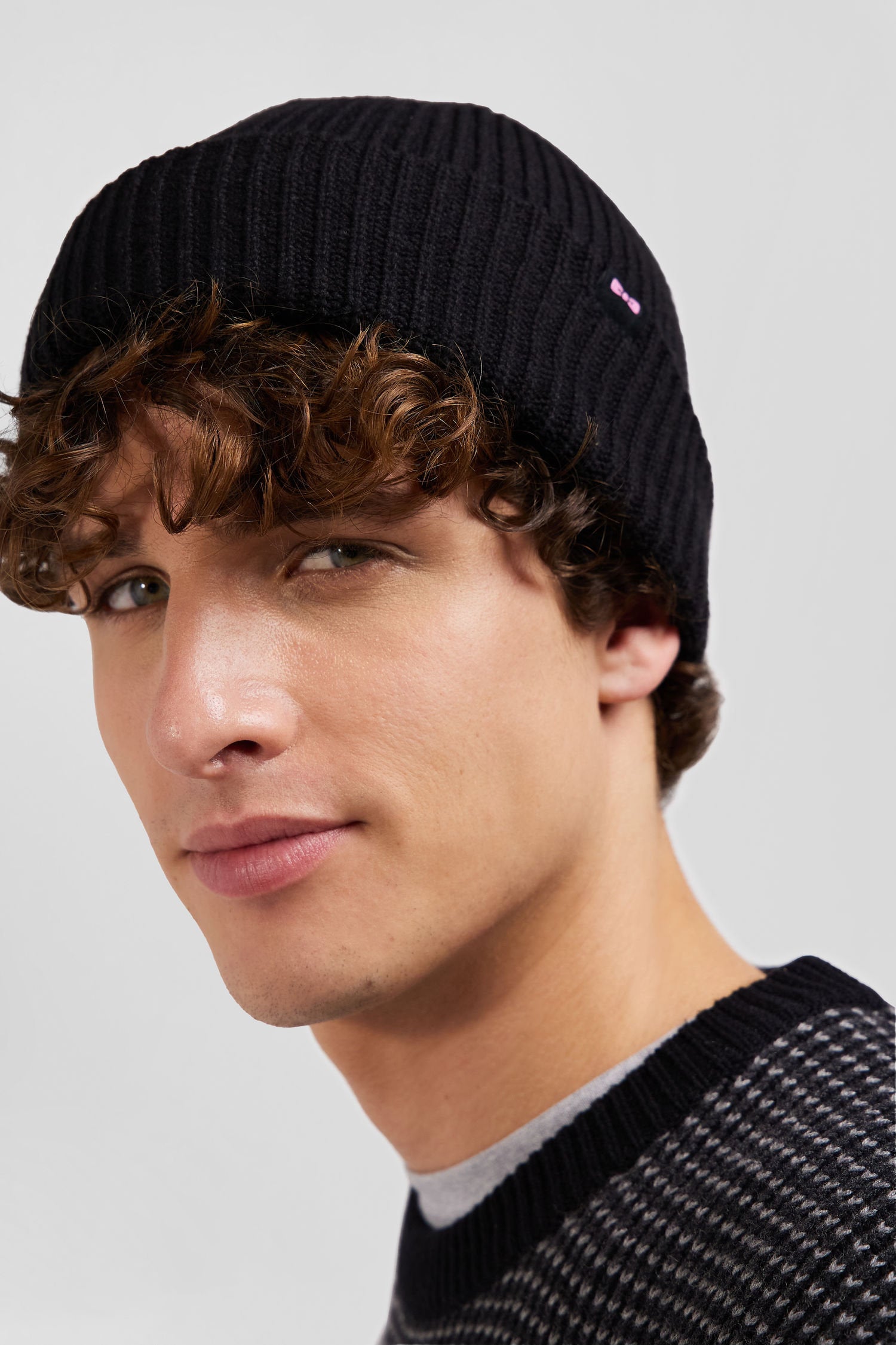 Black Knitted Beanie with Bow Tie Embroidery_H24CHABN0014_NO_01