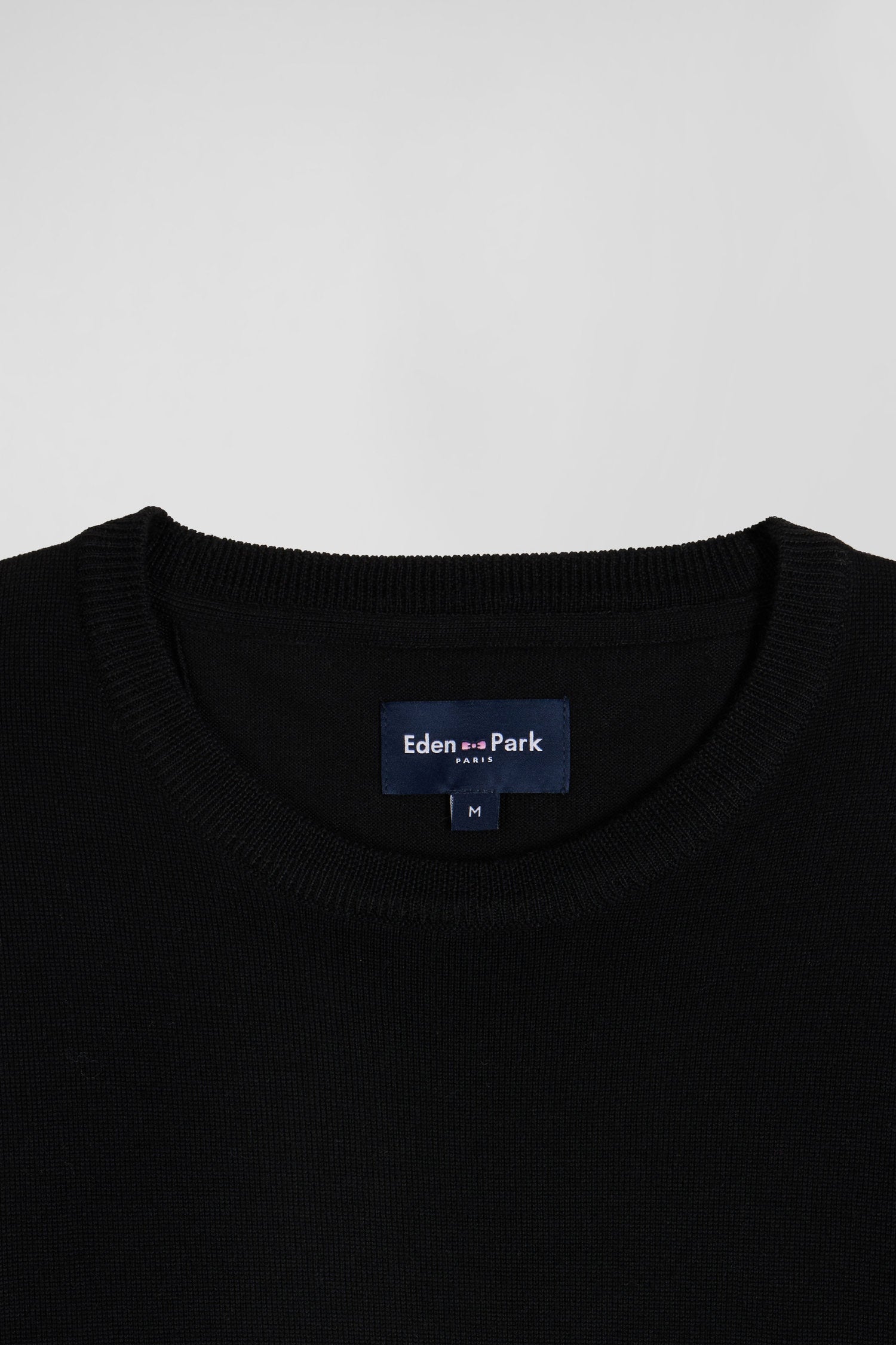 Regular Black Merino Wool V-Neck Jumper_06