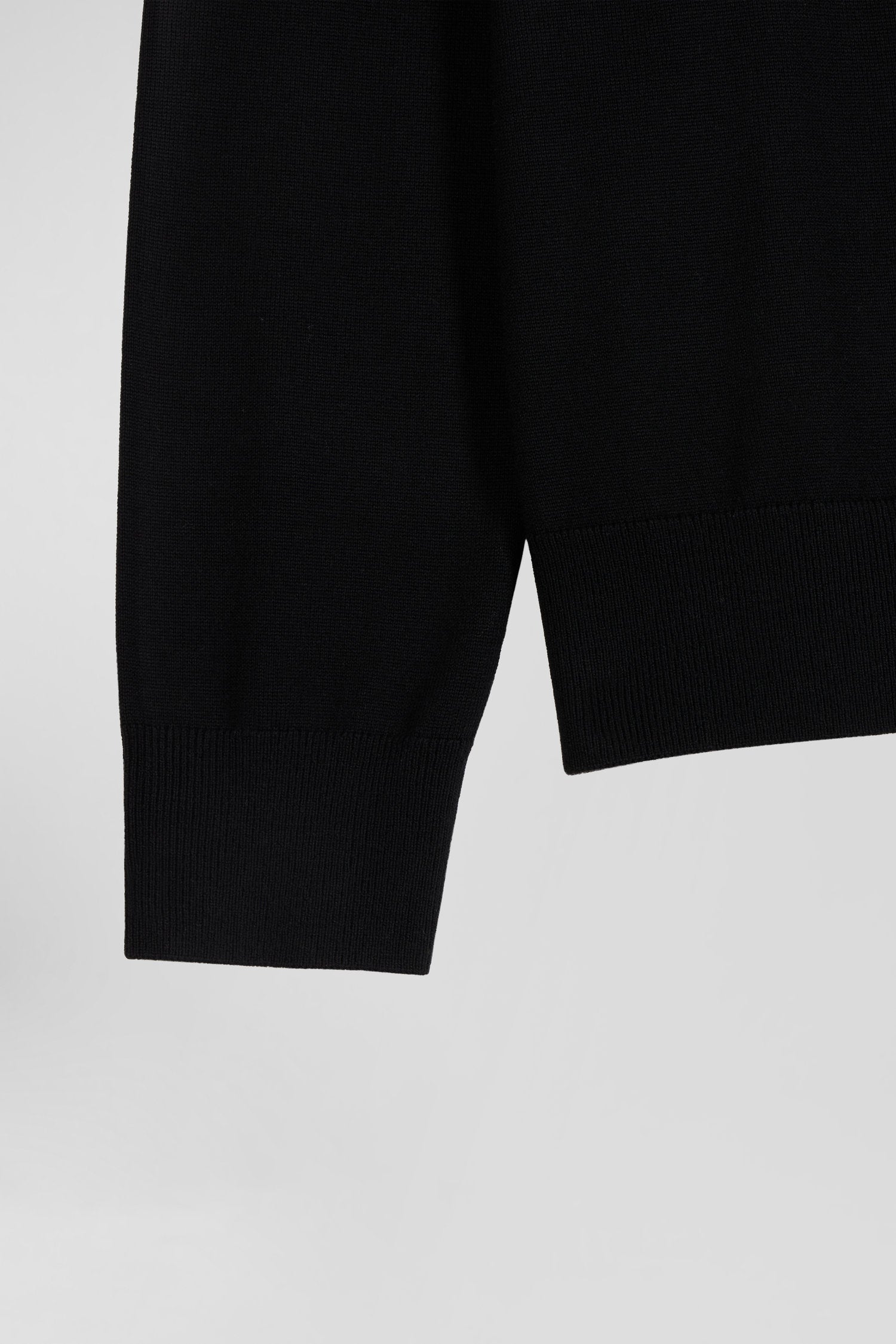 Regular Black Merino Wool V-Neck Jumper_08