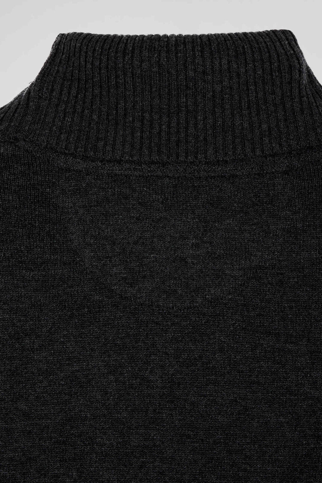 Regular Black Merino Wool Turtleneck Jumper_H24MAIPU0012_NO_08