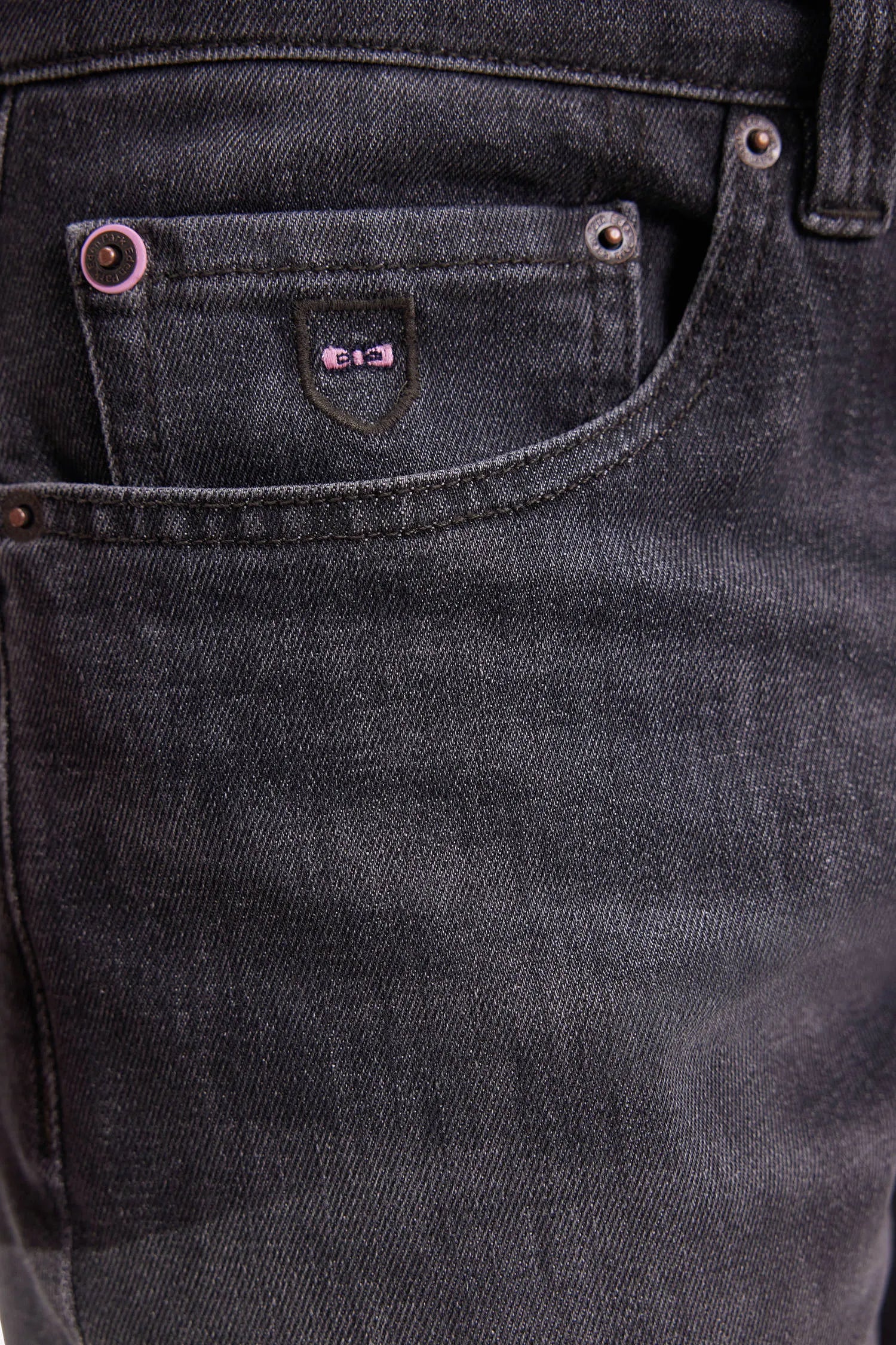 Eden Park_Grey_5-Pocket Jeans in Faded Grey Stretch Denim Blend with a Regular Fit_H25BAS5P0011_GRF_03