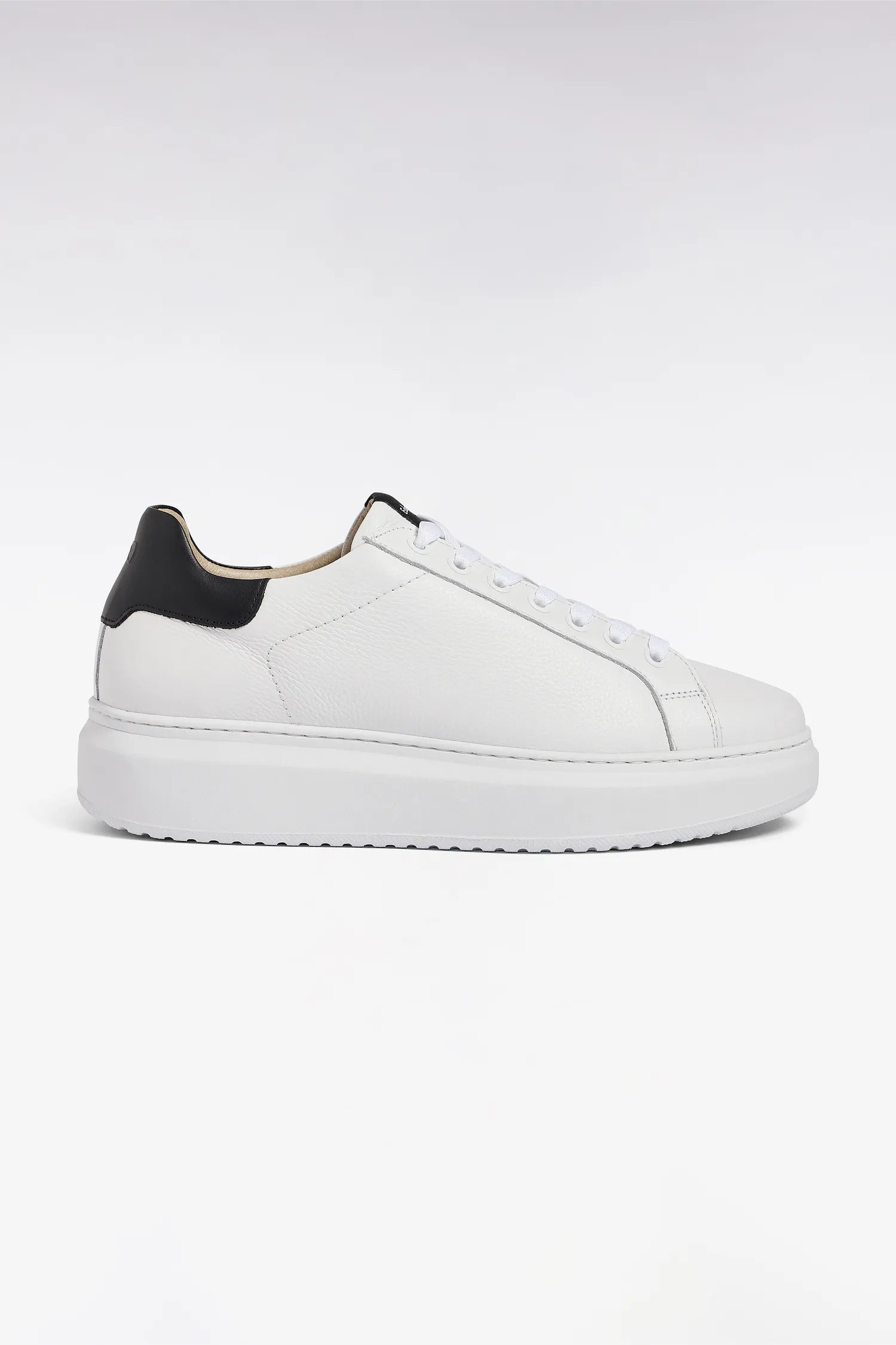 Eden Park_0_White and Navy Pebbled Leather Low-Top Sneakers_H25CHSTE0004_BC_01