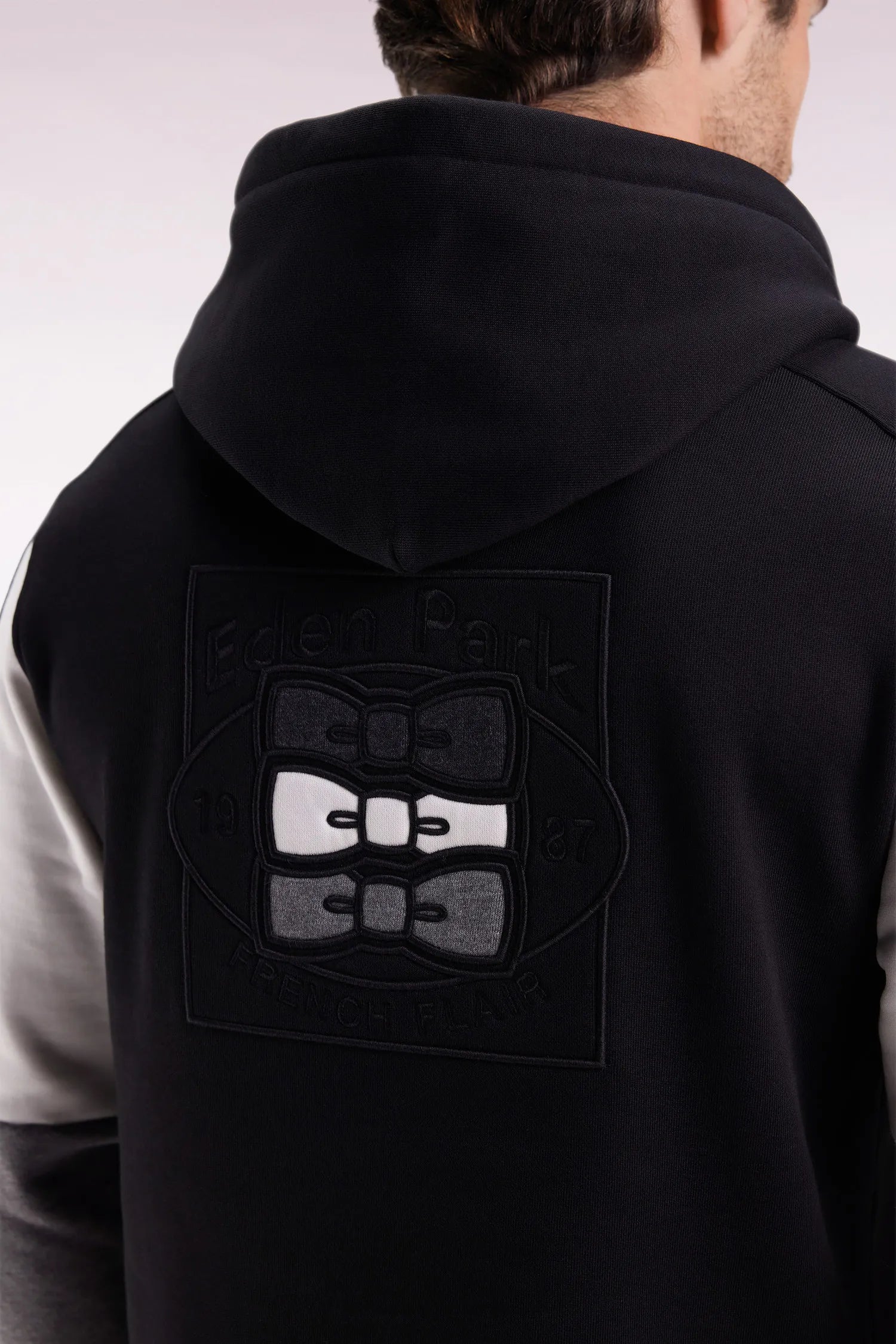 Eden Park_0_Black Hooded Sweatshirt with Contrasting Sleeve Cut-Outs_H25MAISW0014_NO_04