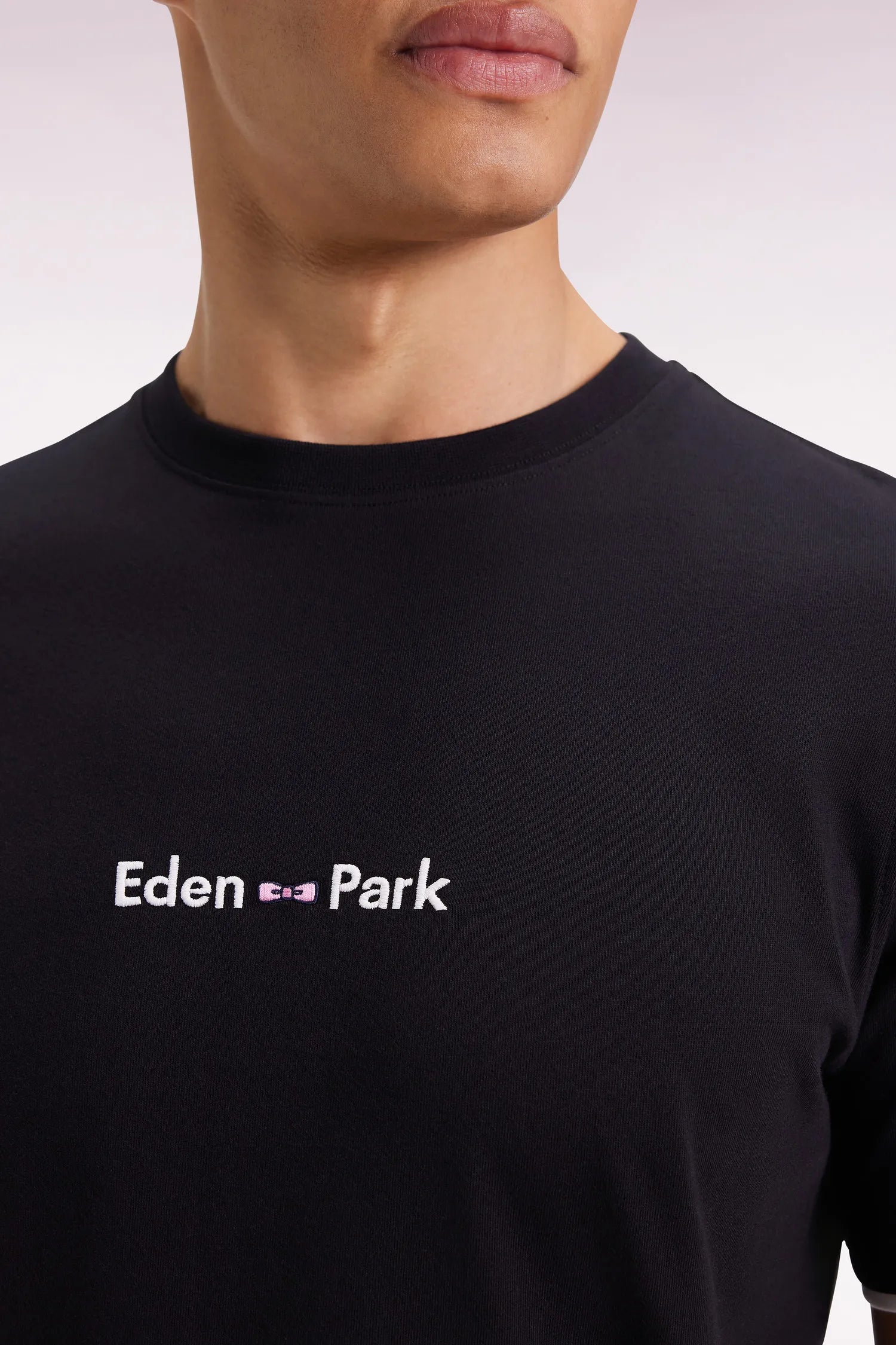 Eden Park_Black_Eden Park Embroidery Short-Sleeved T-Shirt in Black Cotton_H25MAITC0017_NO_03