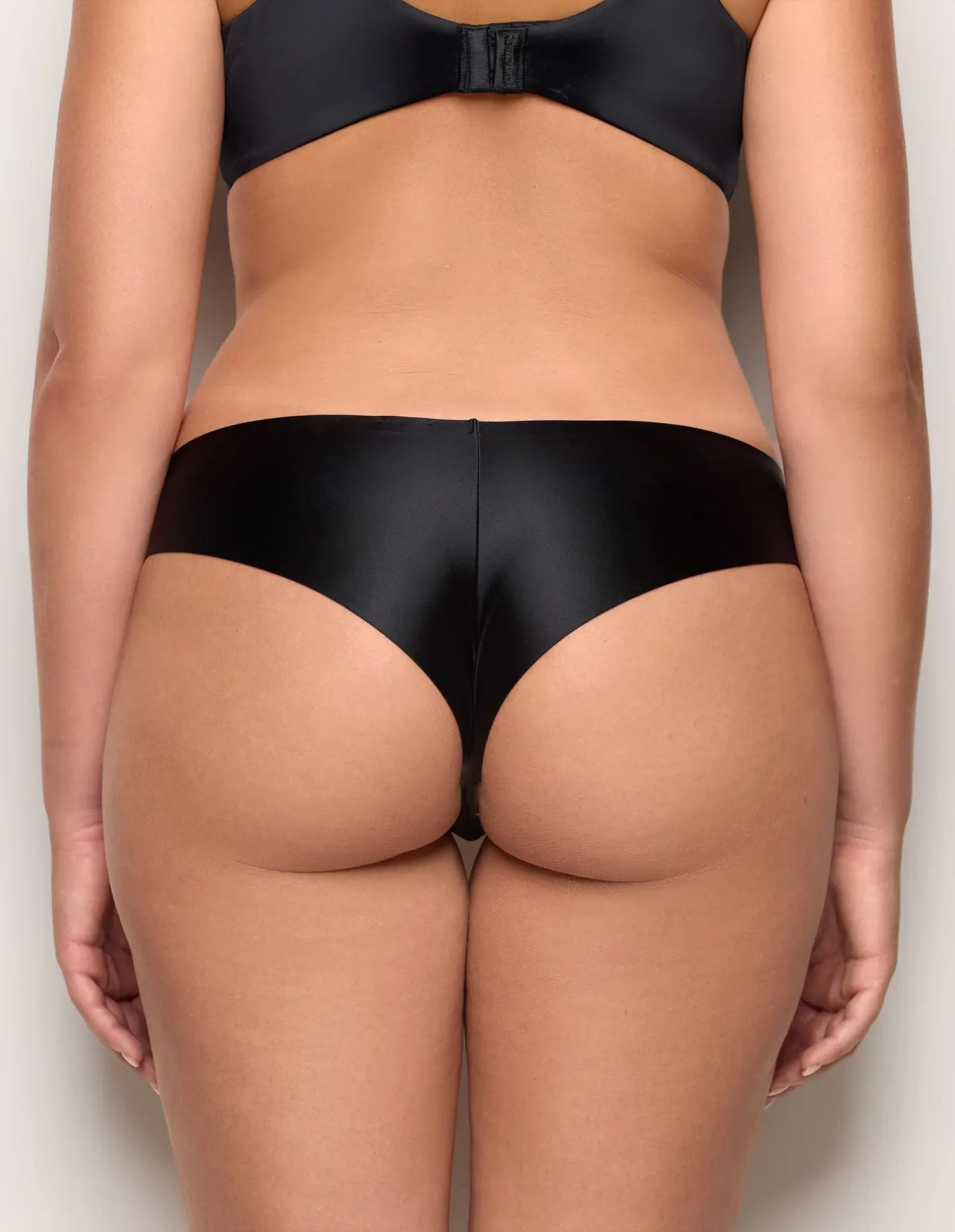 Yamamay_BLACK_Seamless Microfiber and Lace Brazilian Panty Ð Mythic_IBND183025_072_04