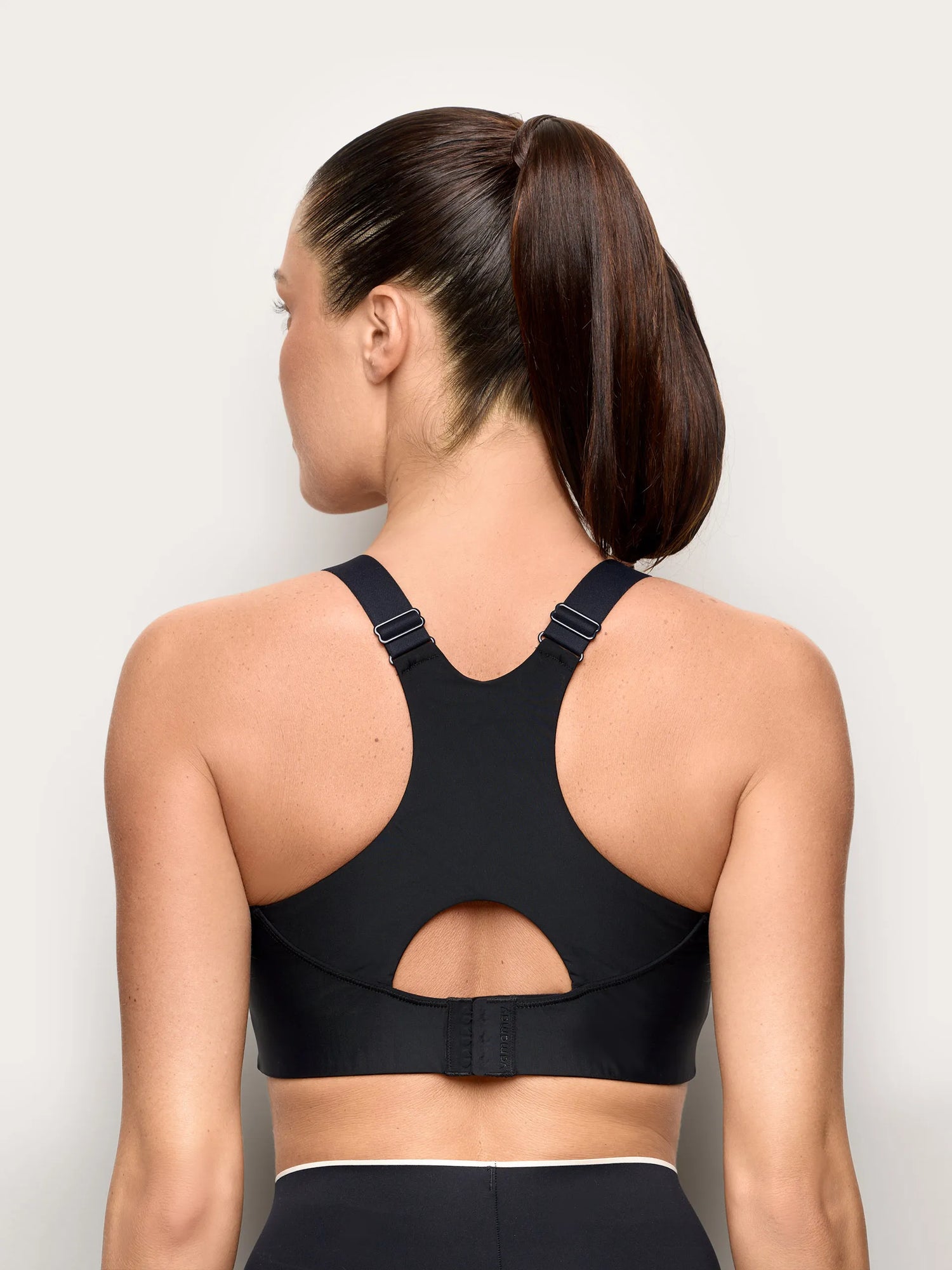 Yamamay_Black_Preformed Sports Top - Y-Sport_IBRD191013_072_03