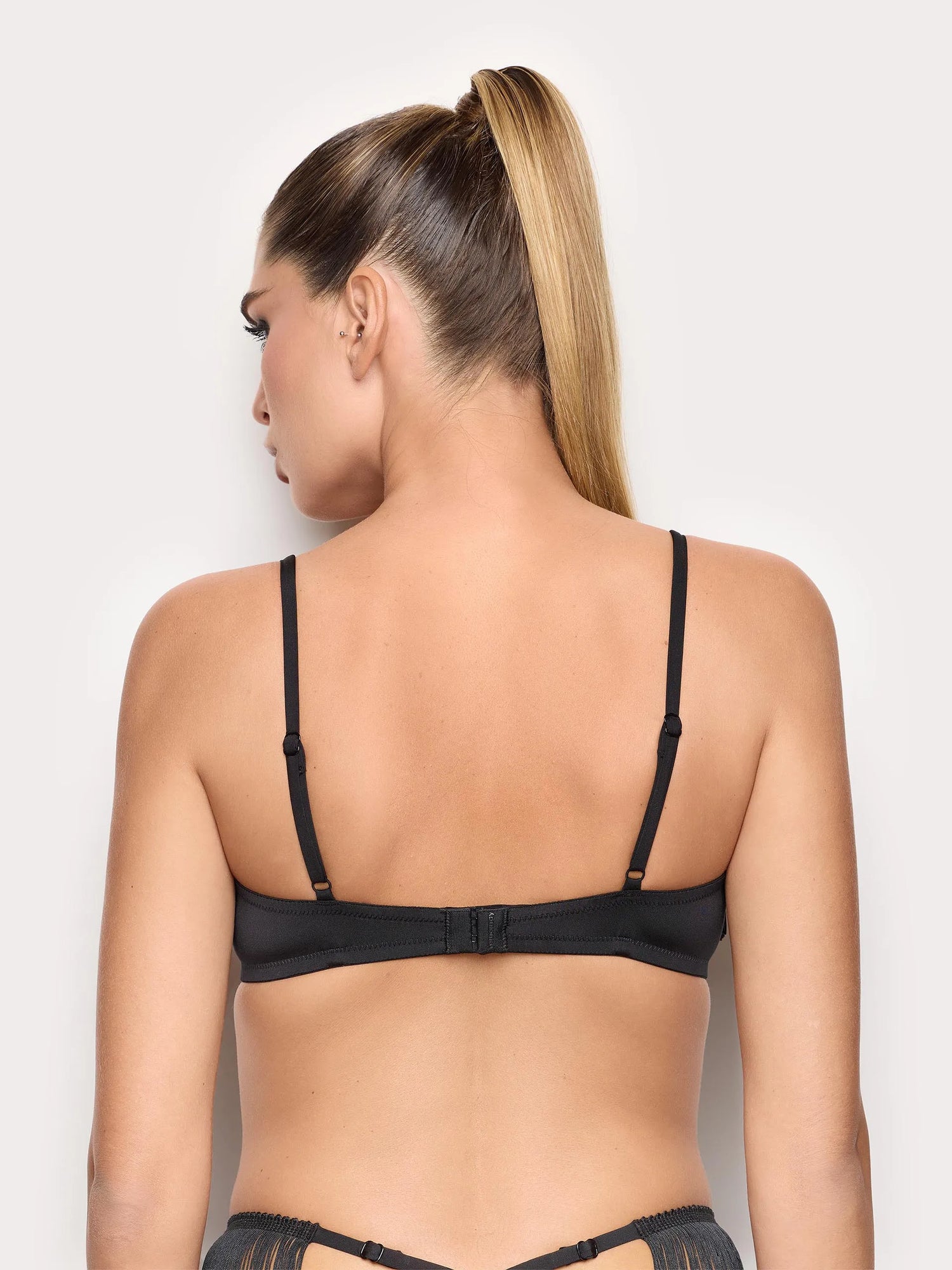 Yamamay_Black_Carioca Bra with Underwire and Fringes - Priv� Dana_ICAD191001_072_04