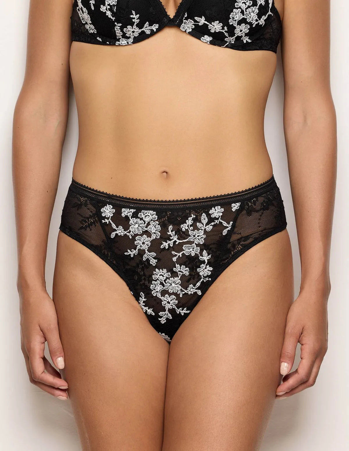 Yamamay_Black_All-Over Lace Thong-Culotte Ð Paris_ICUD183002_072_03