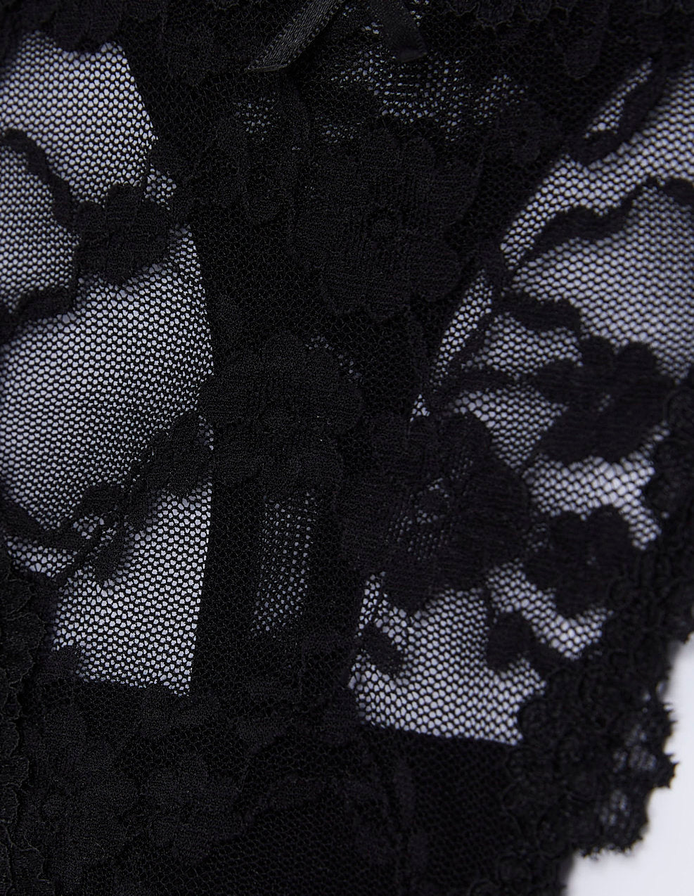 Yamamay_Fancy Lace Low-Rise Thong in Stretch Lace with Recycled Fibers_IPED181016_072_07