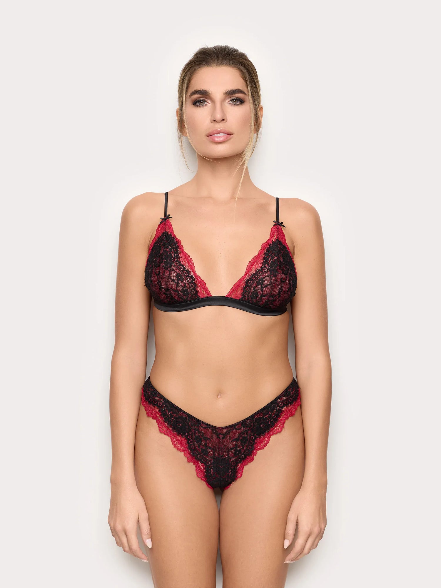 Yamamay_Black_Thong In Lace with Satin Details Romantic_IPED184009_072_02