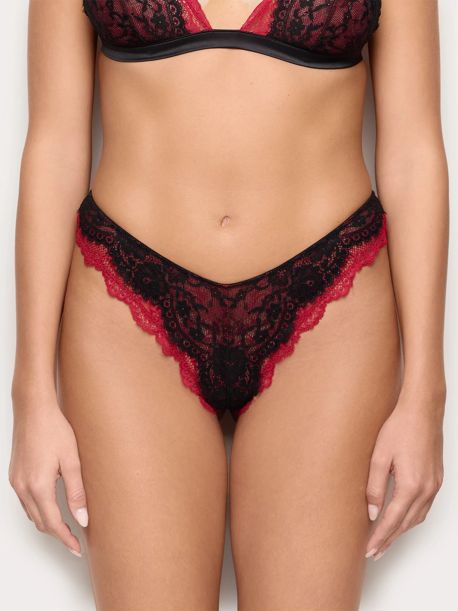 Yamamay_Black_Thong In Lace with Satin Details Romantic_IPED184009_072_03