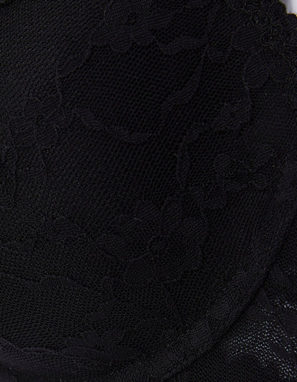 Yamamay_Fancy Lace Push-Up Lace Bra with Slightly Padded Cups and Underwire_IPUD181015_072_05