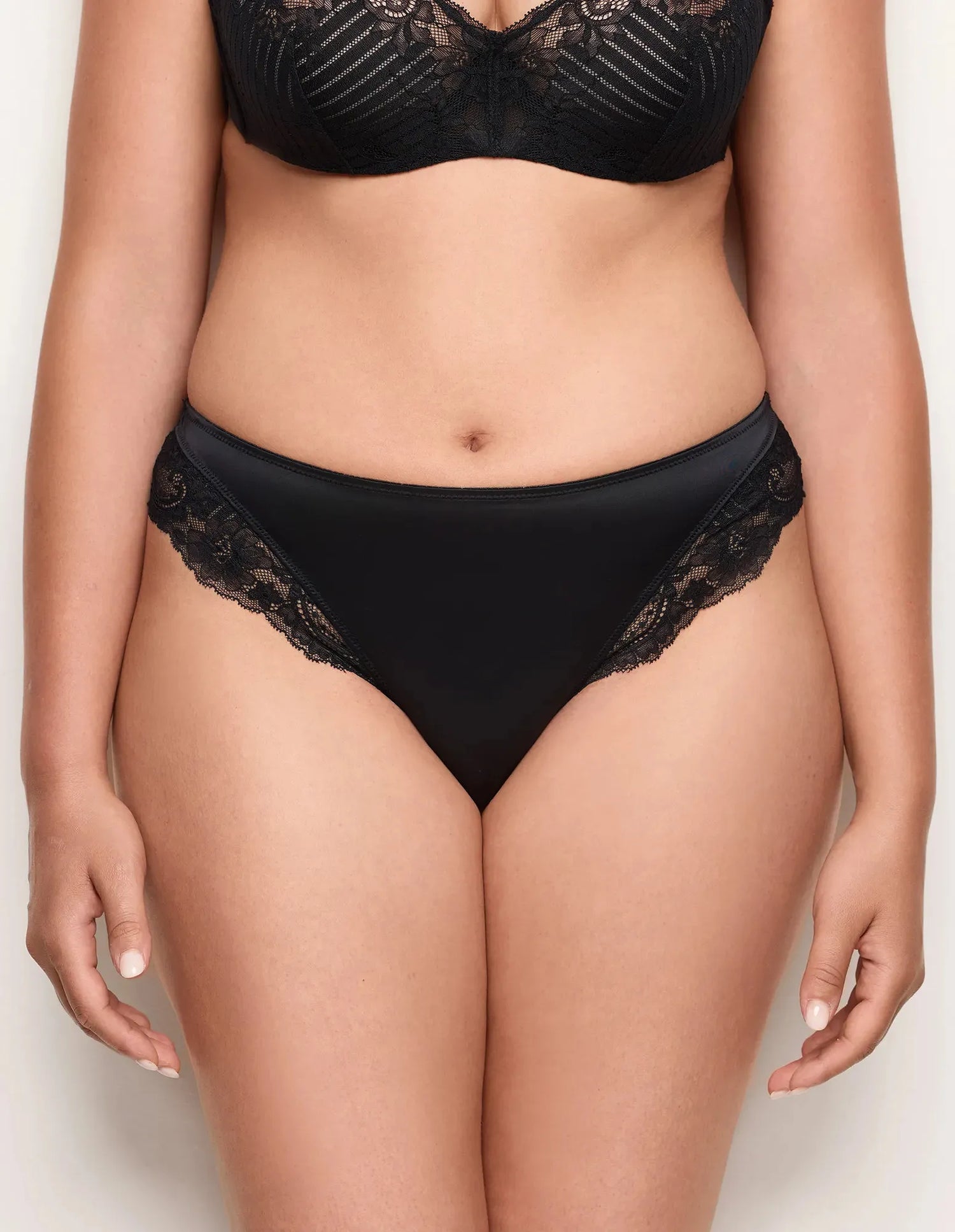 Yamamay_Black_Mid-Rise Briefs with Lace Details Ð Malic_ISLD183011_072_03