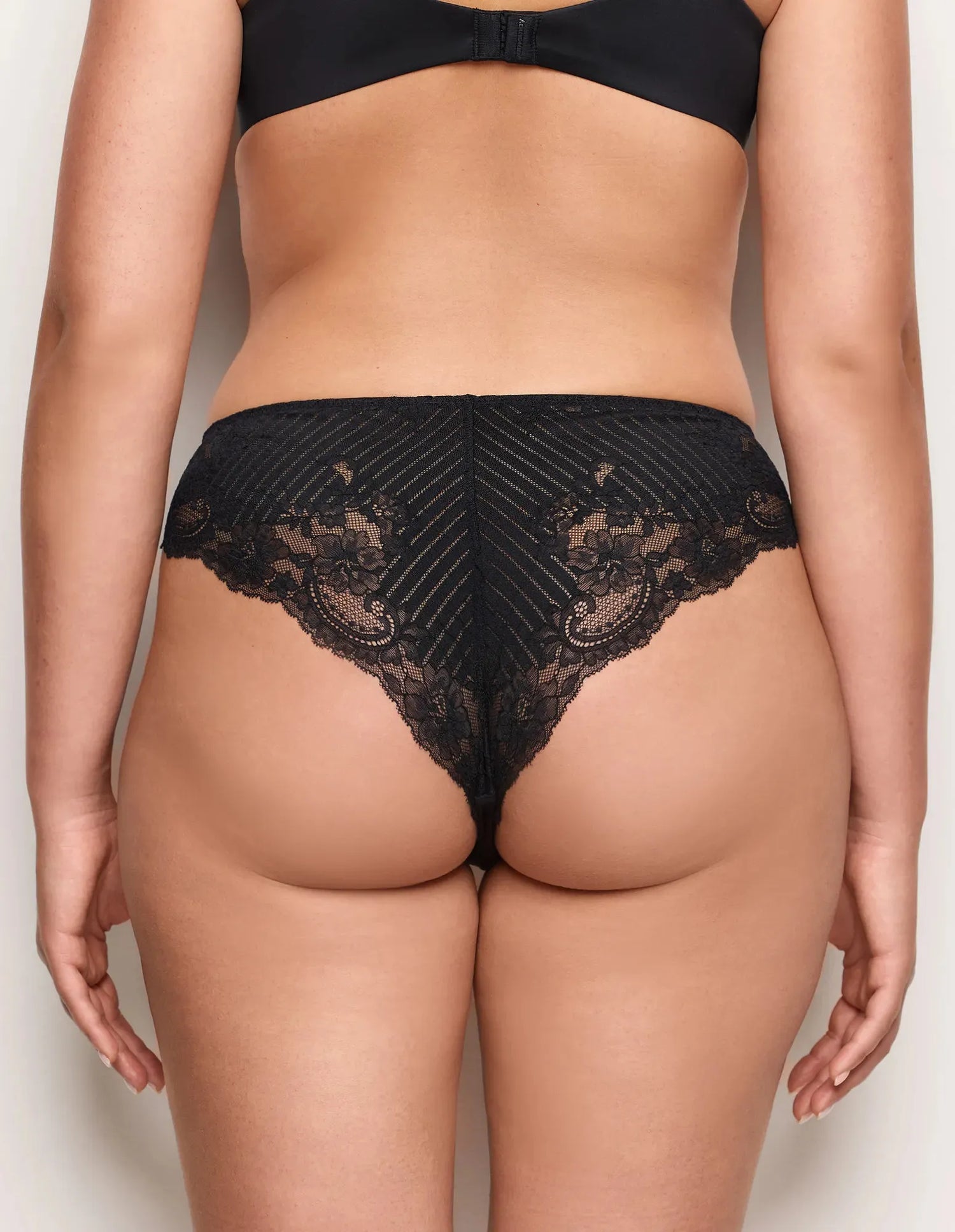 Yamamay_Black_Mid-Rise Briefs with Lace Details Ð Malic_ISLD183011_072_04