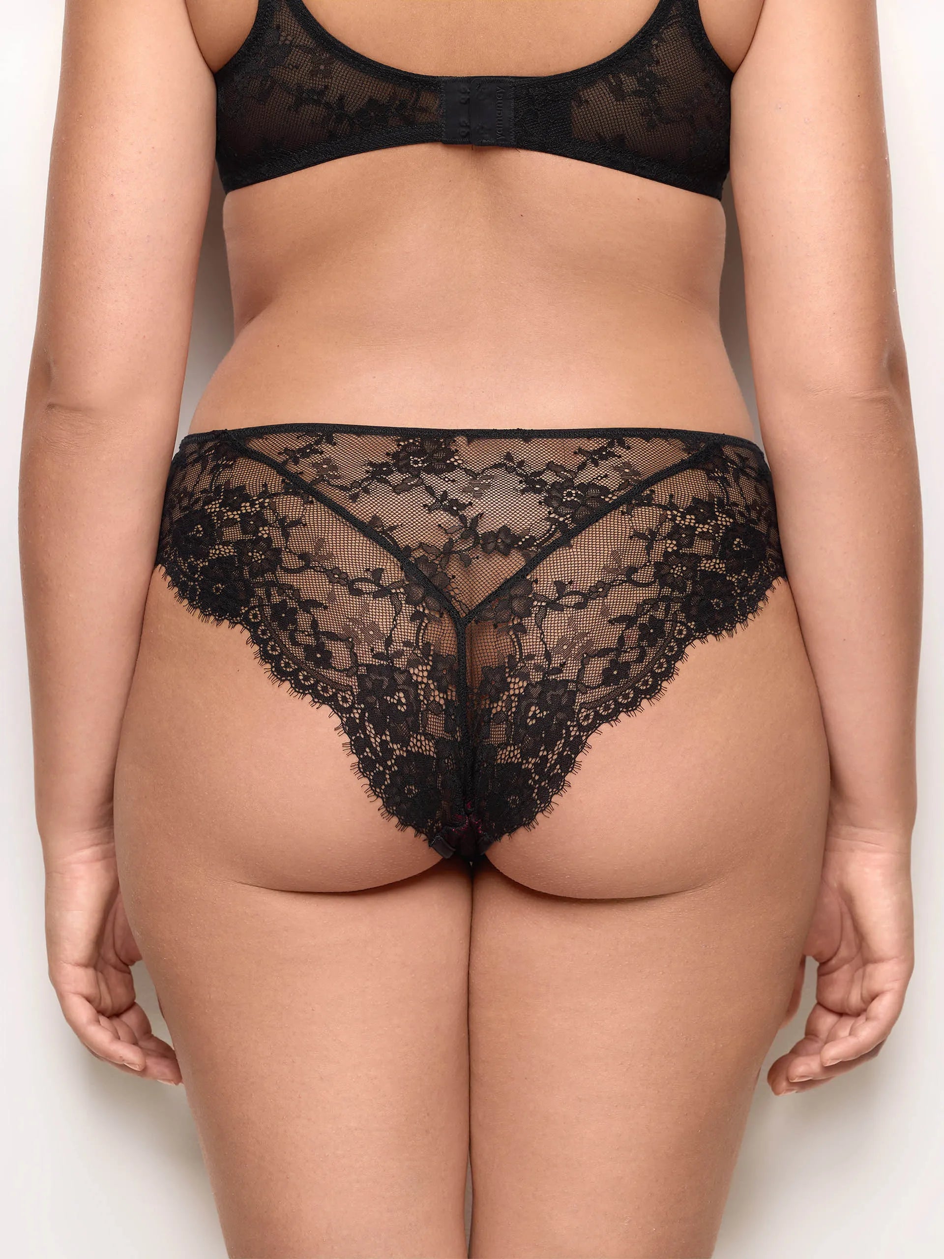 Yamamay_Black_Briefs in Lace with Satin Details Romantic_ISLD184005_072_05