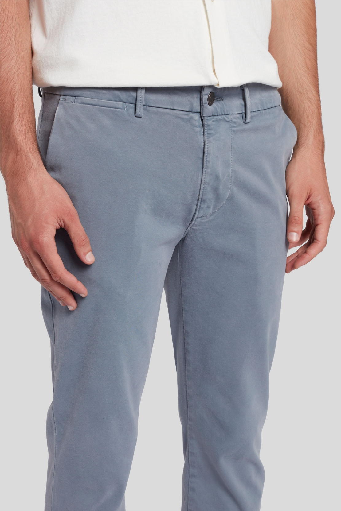 Slimmy Chino Tap. Luxe Performance Sateen Dusty Blue_JSU9T490DU_DU_03